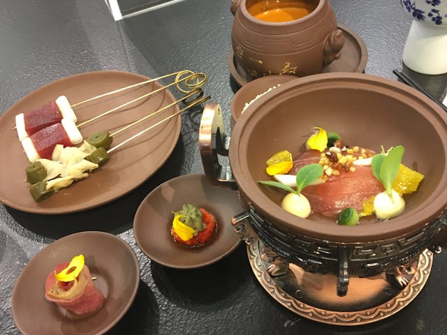 Chapter 1: Uit Sichuan regio: Zen Life
Geelvintonijn Buikje, Duizendjarig Ei, Zeekwal, Zwanenhalsmossel