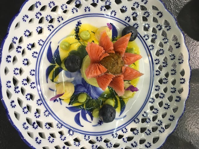 Chapeter 4: Shanghai regio: China Blue
Lotus Gebak, Taro Crème, Osmanthus Bloemen en Lotus Chip