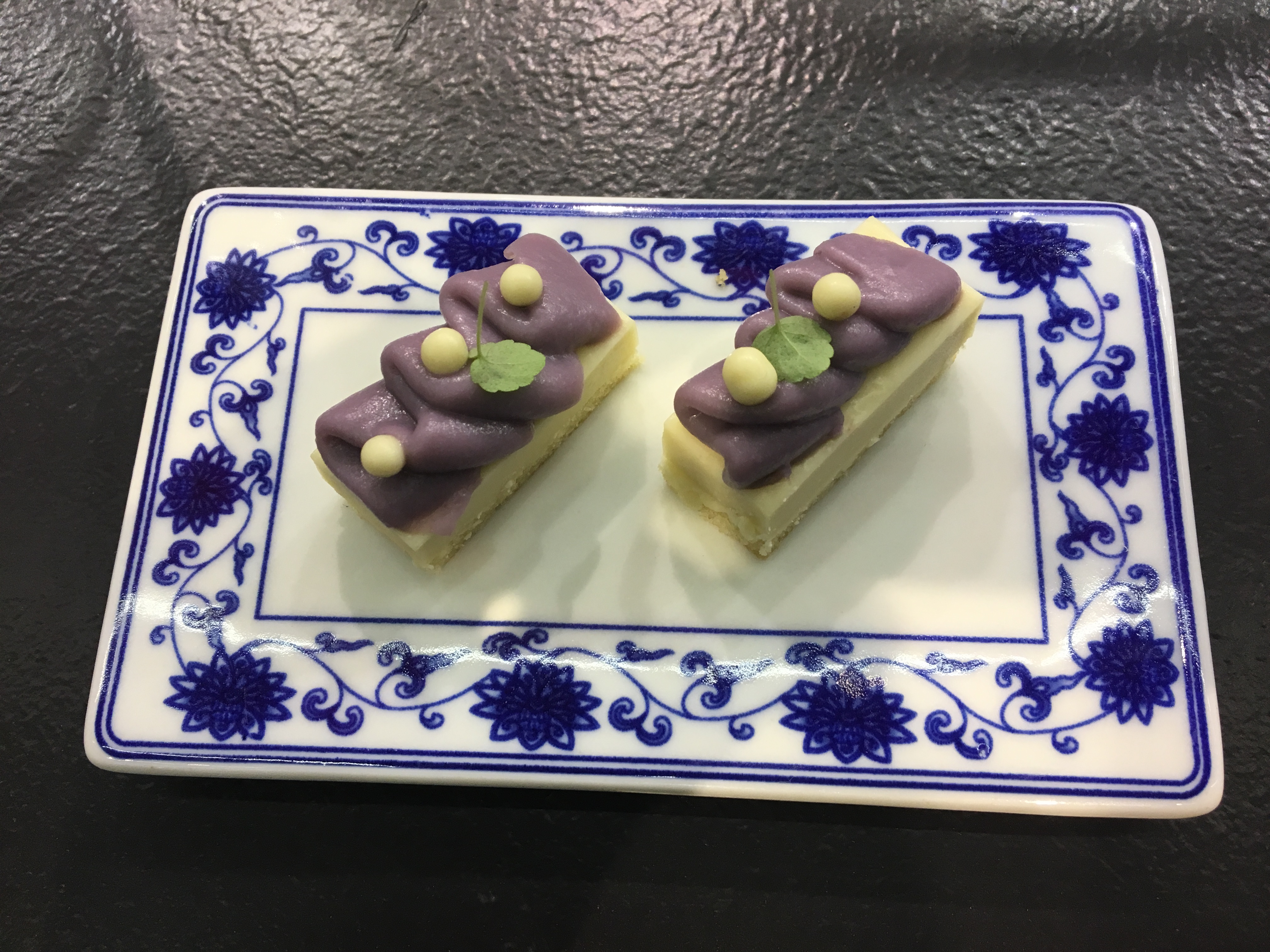 Chapeter 4: Shanghai regio: China Blue
Lotus Gebak, Taro Crème, Osmanthus Bloemen en Lotus Chip