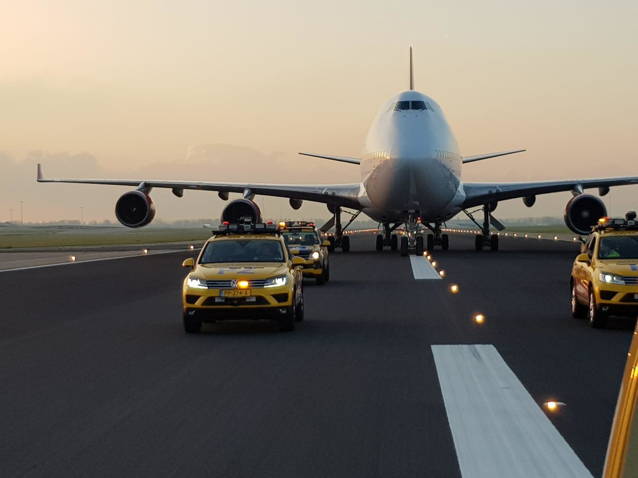 Corendon manoeuvreert Boeing 747 naar hoteltuin