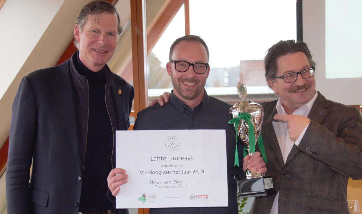 Vlnr.: Cees van Casteren MW (voorzitter VVN en examinator VvhJ), Arjen van Sluijs en Robert Handjes.