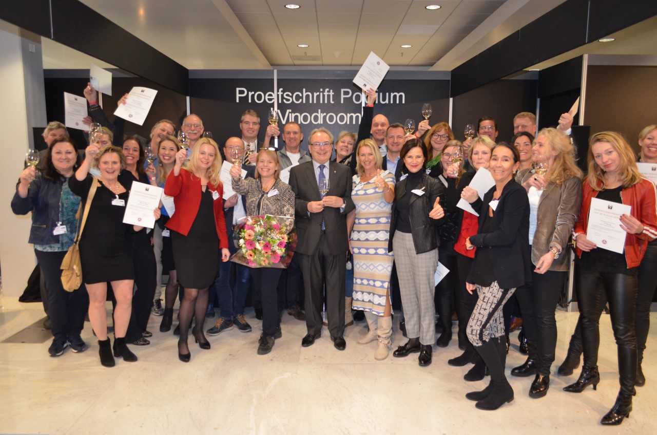 Geslaagden SommelierOorkonde van de Wijnacademie in zonnetje gezet