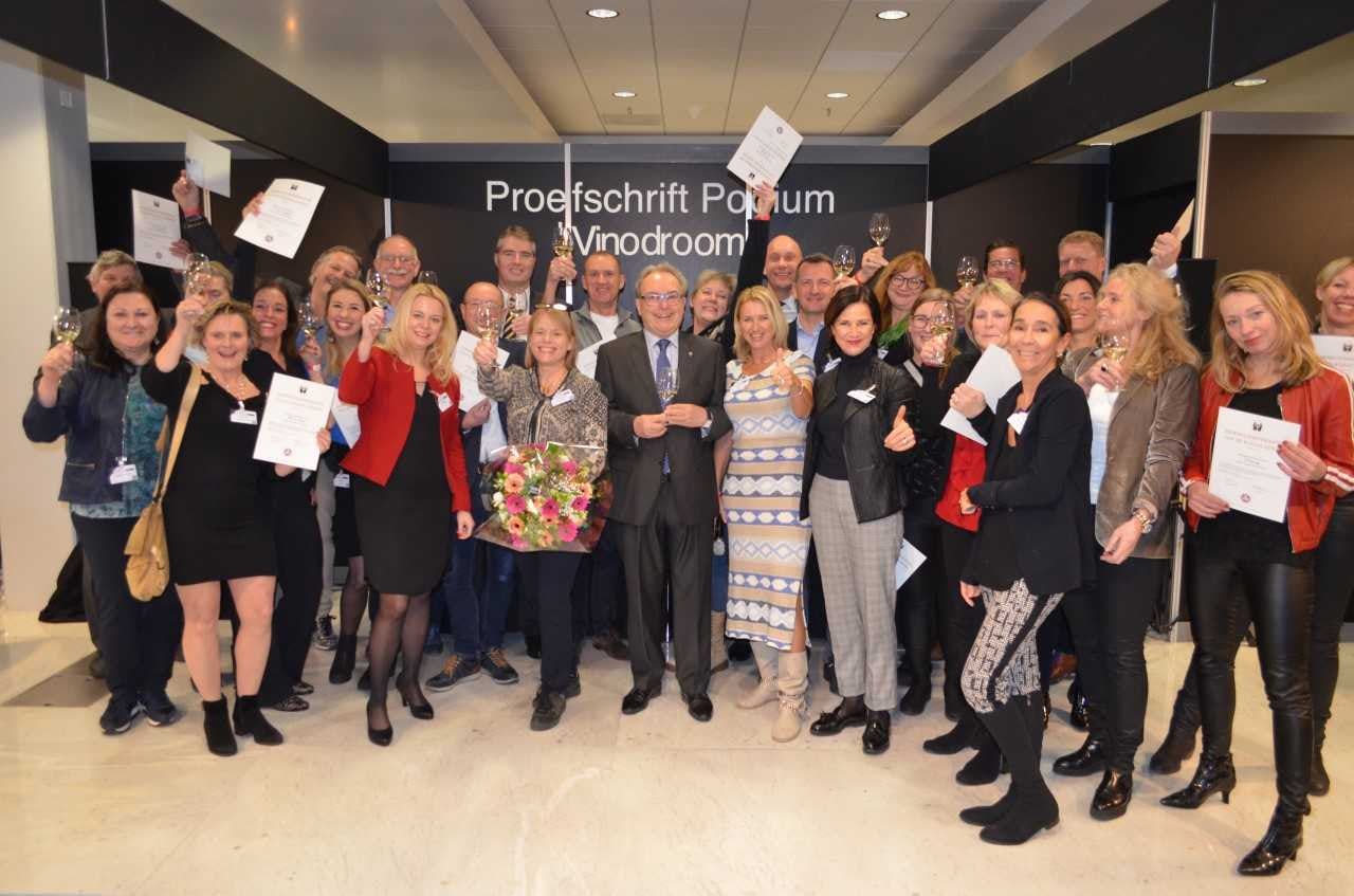 Geslaagden SommelierOorkonde van de Wijnacademie in zonnetje gezet