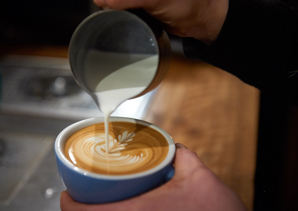 Barista Jesse Fook wint Dutch Latte Art Championchip