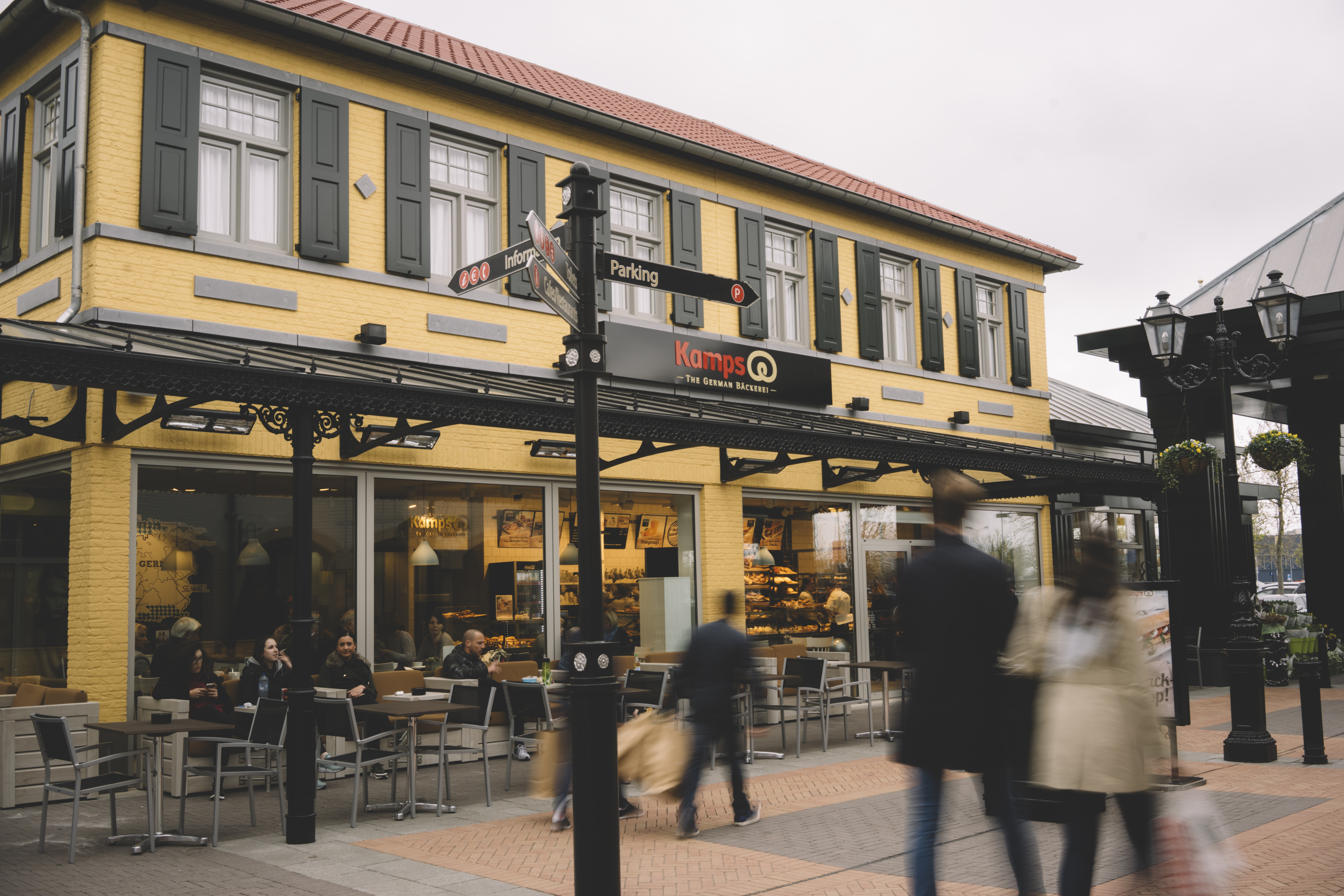 HMS Host: vluchtelingen aan het werk in horeca-outlets Roermond