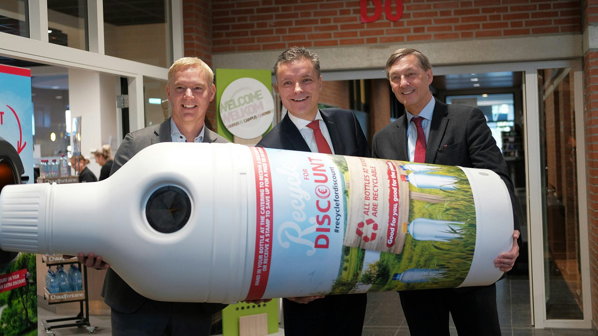 Vlnr: Roelof van Dinter (Coca -Cola), Jan Jacob van Donselaar (Compass/Eurest) en Paul Rüpp (Avans) bij een van de PET-flesautomaten. Foto: Punt