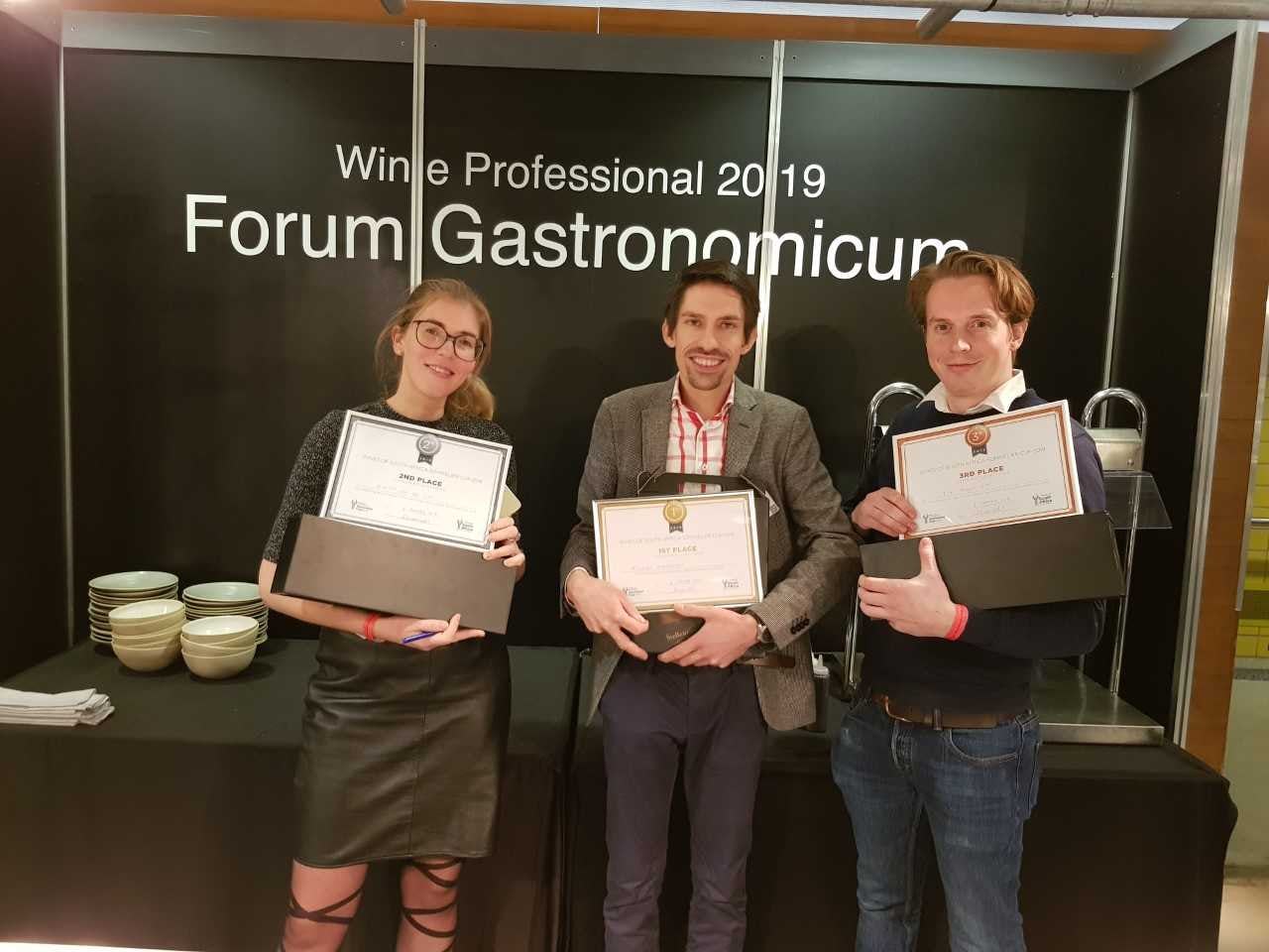 Winnaar Martien Marcelissen (midden) met Priscilla van der Voort van Restaurant Waterproef (tweede prijs) en Tim Meyer Viol van Wijnbar Shiraz in Amsterdam (derde prijs).