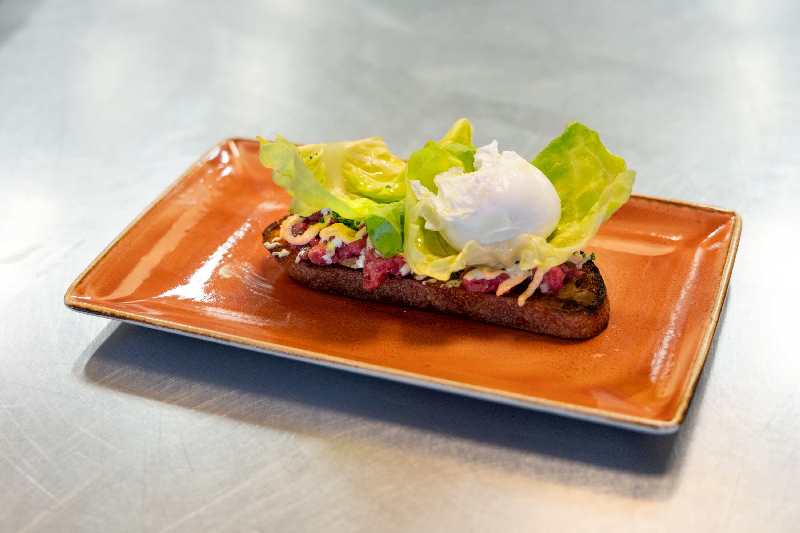 Focaccia steak tartaar van schouderhaas met gepocheerd ei en pittige mosterdmayonaise. Foto: Jan Willem Schouten