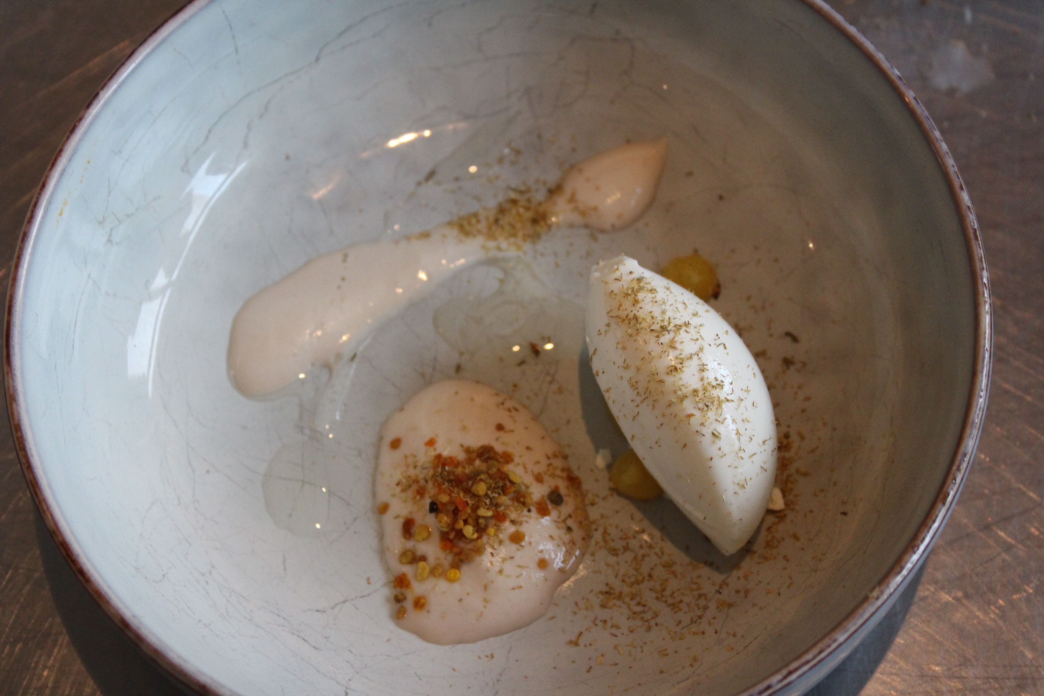 Room, yoghurt, karnemelk (van de noorderhoeve), moerasspirea, lindehoning en citroen