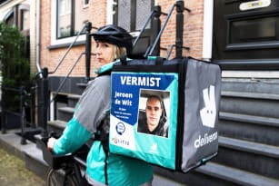 Deliveroo bezorgt met poster van vermiste personen op bezorgtas