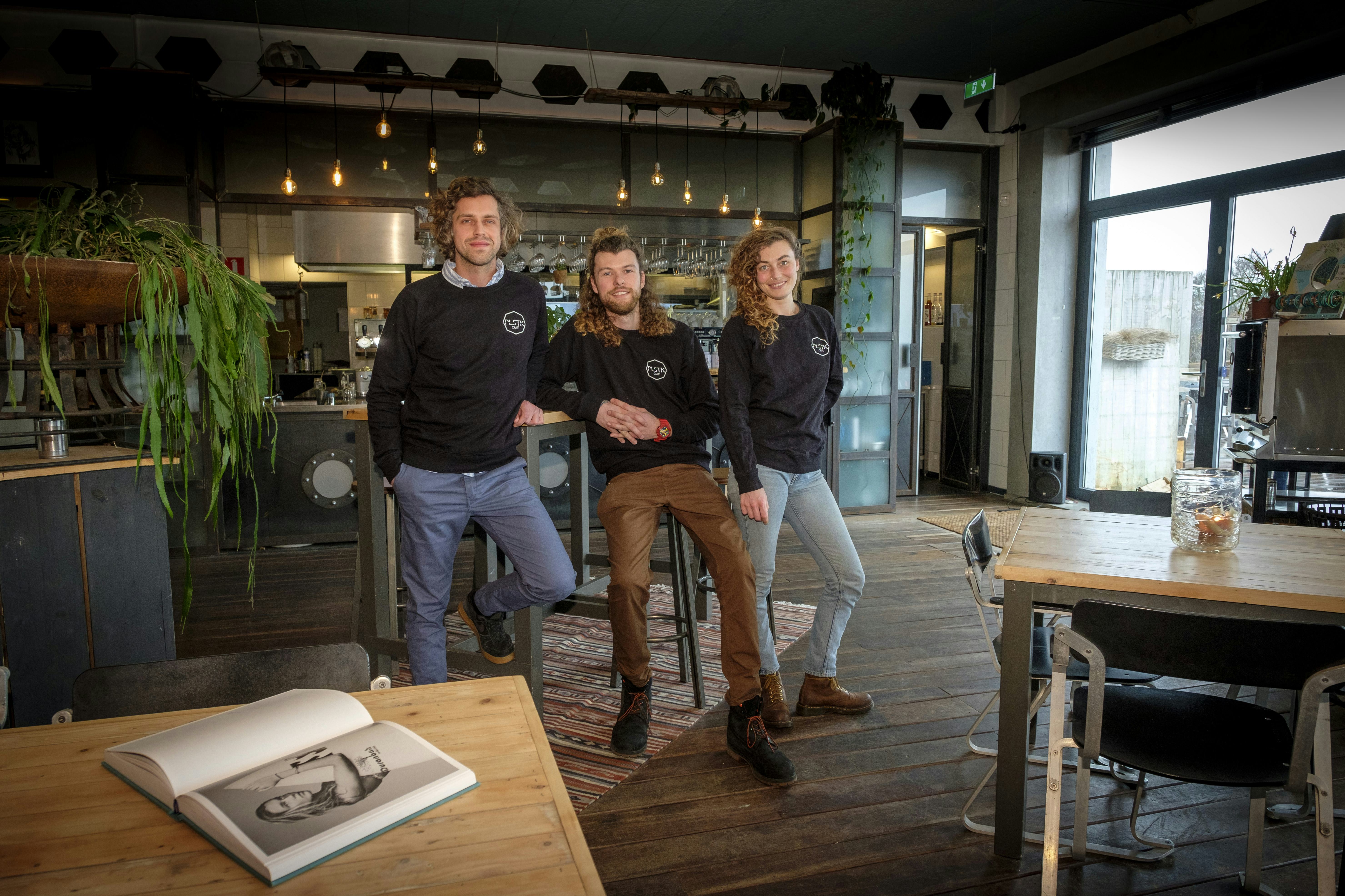Robin Durieux (l), Maxim Joosen en Charlotte Helmonds, de eigenaren en initiatiefnemers van PLSTK Café. (C) Roel Dijkstra