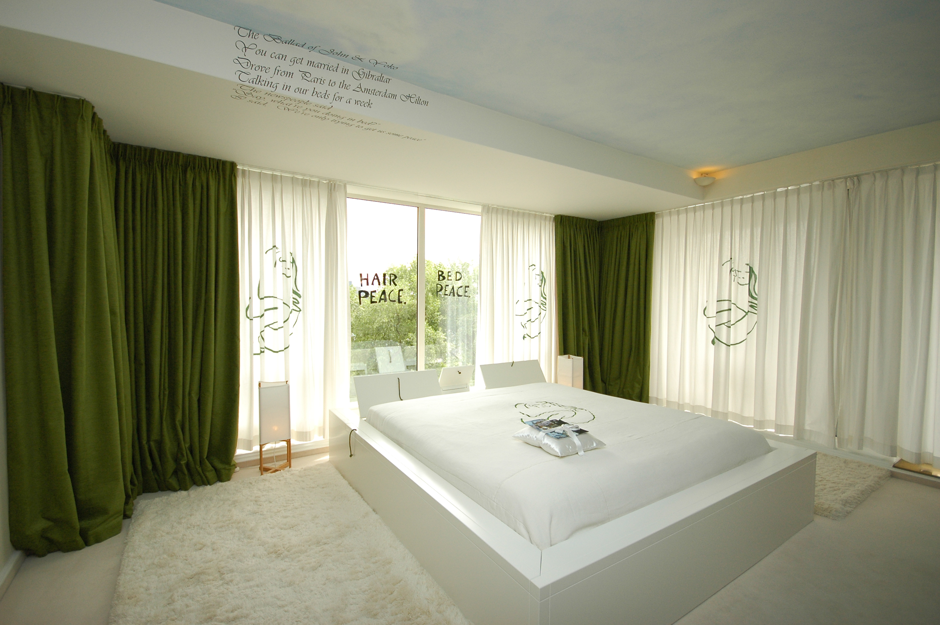 Duizenden naar Hiltonhotel om John Lennon en Yoko Ono