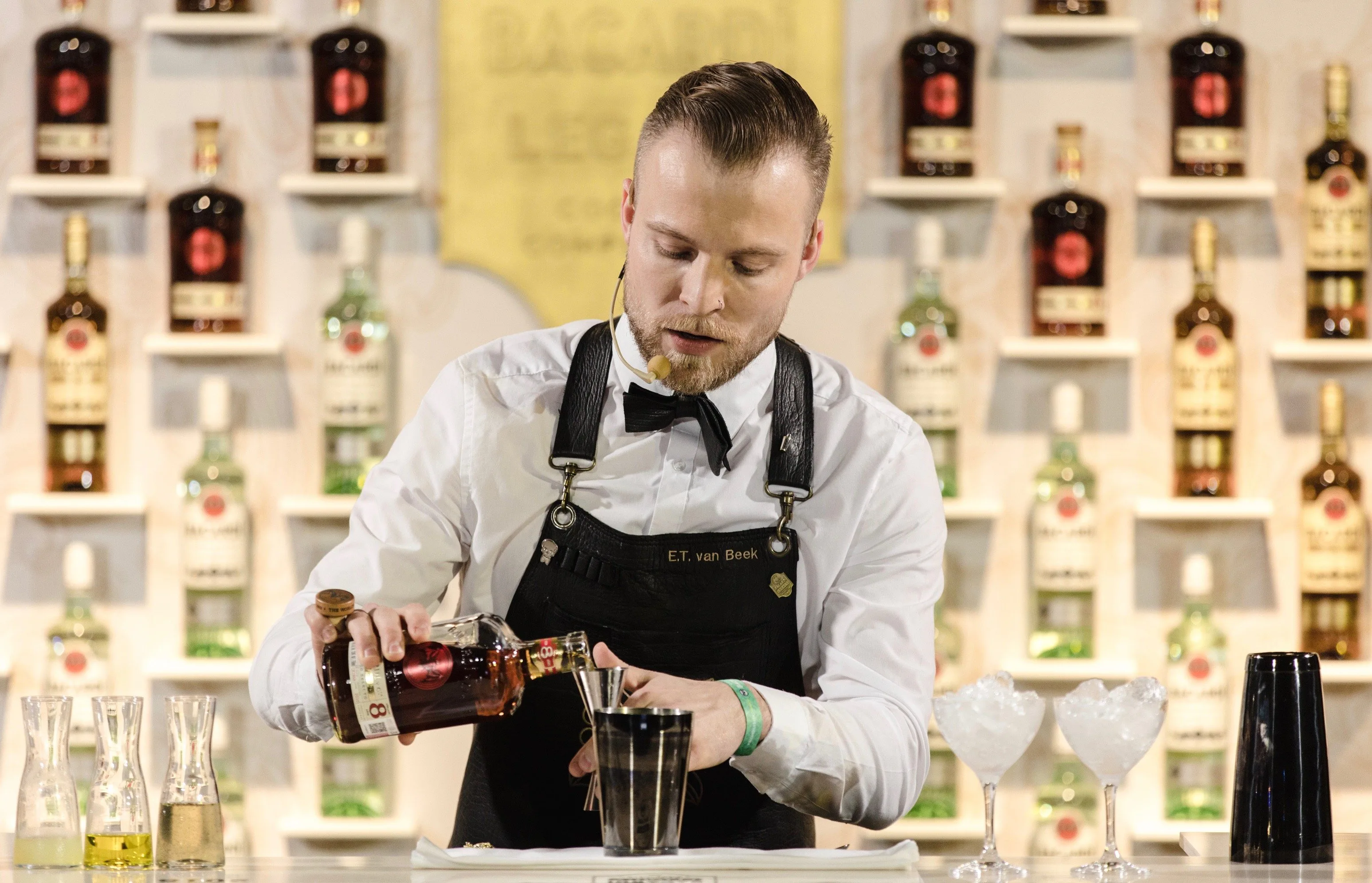 Eric van Beek maakt zijn winnende cocktail Cariño op het podium tijdens de Grand Final van BACARDÍ Legacy 2018.