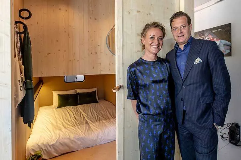 Debbie Pool, hotelmanager The Green Elephant Hostels en Rino Soeters, algemeen directeur LBG Hotels