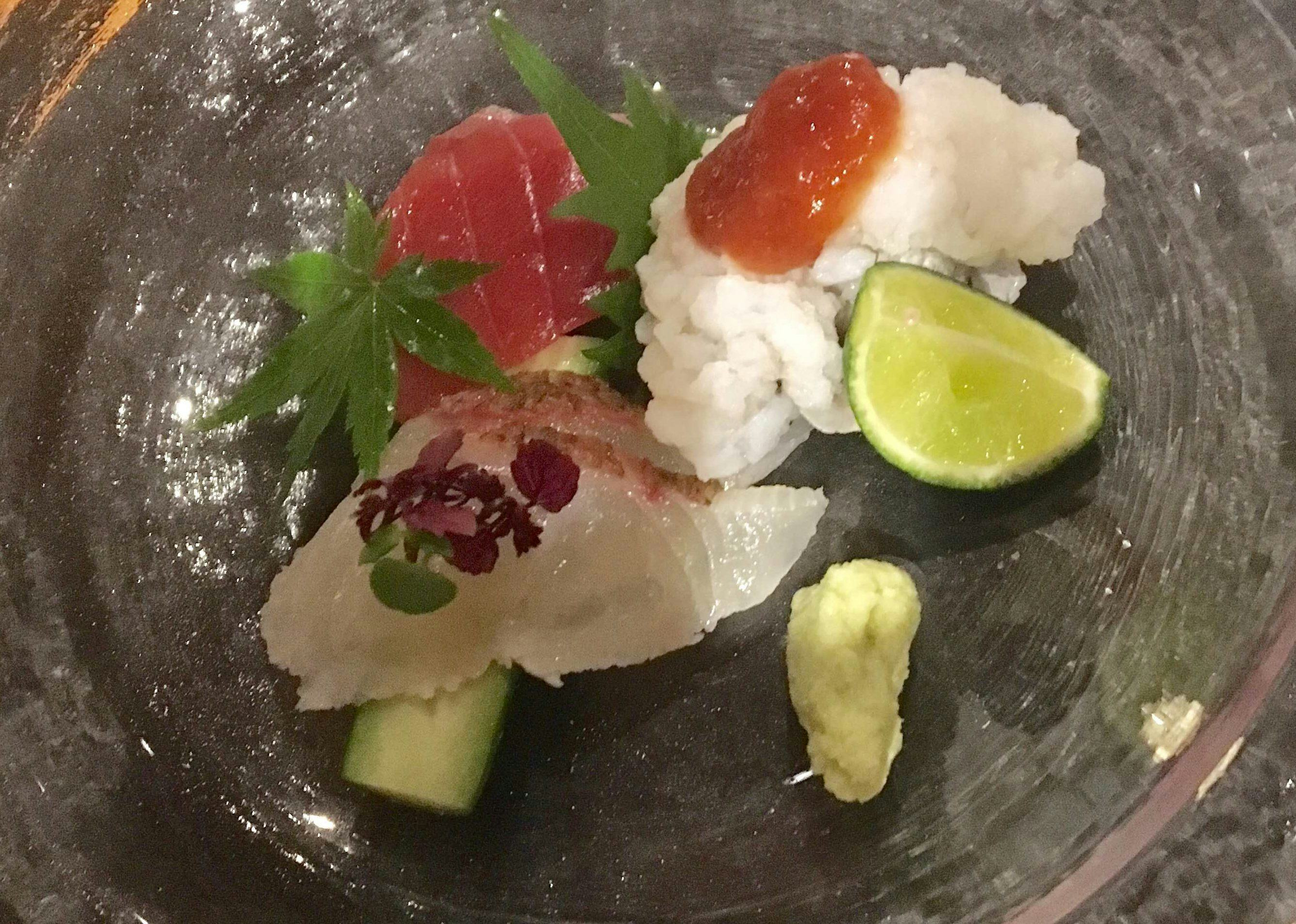 Sashimi van hamo vis, zeebrasem en tonijn.