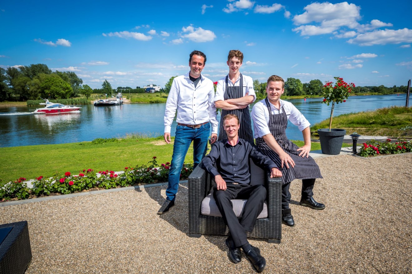 Jack Colbers (l) en zijn team van Het Maashotel. (c) Foto's: Marcel van Hoorn.
