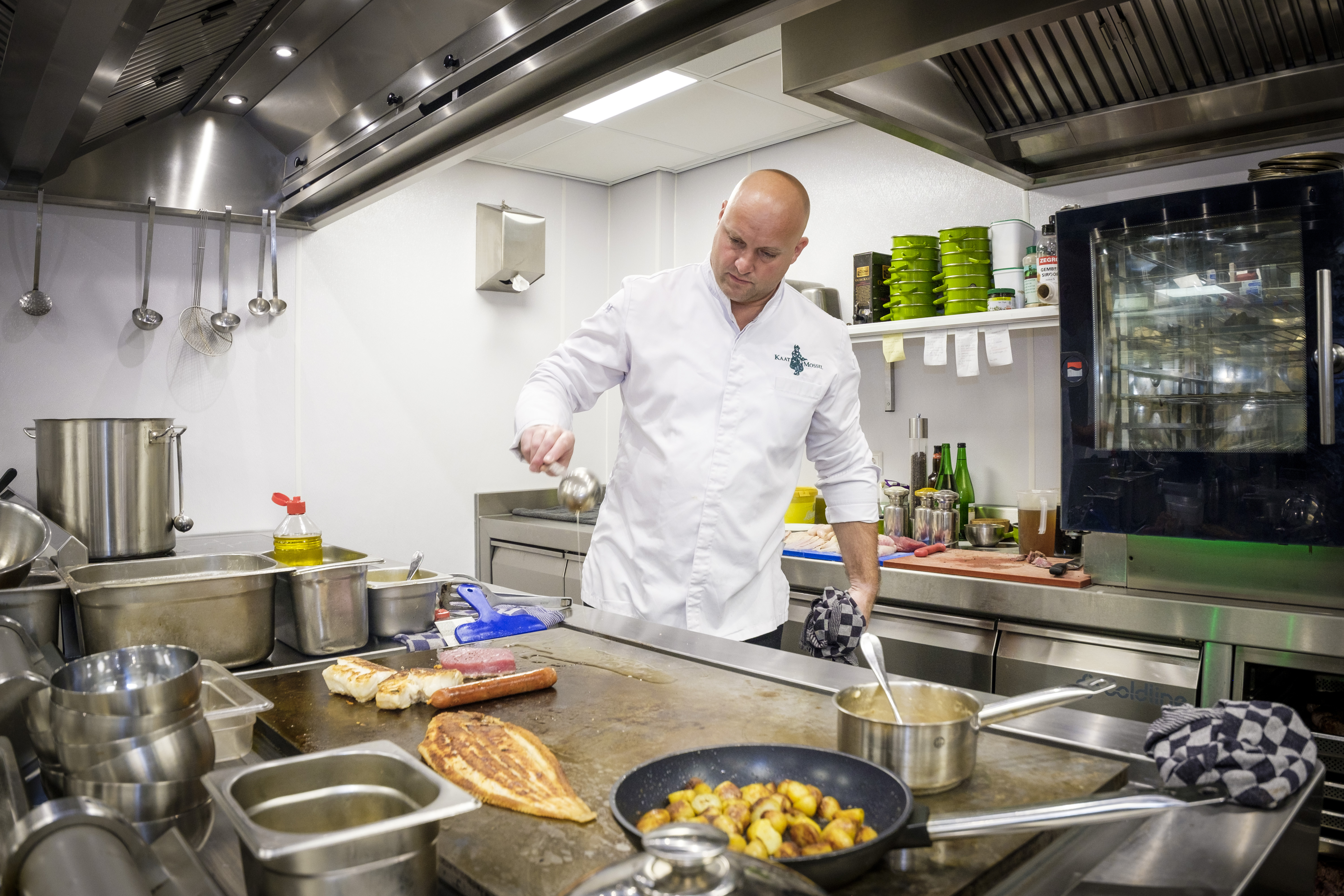 Ron Hirt in de keuken van Kaat Mossel; voor de brand. Zijn echtgenoot omschrijft de situatie nu als een 'zwart hol'.