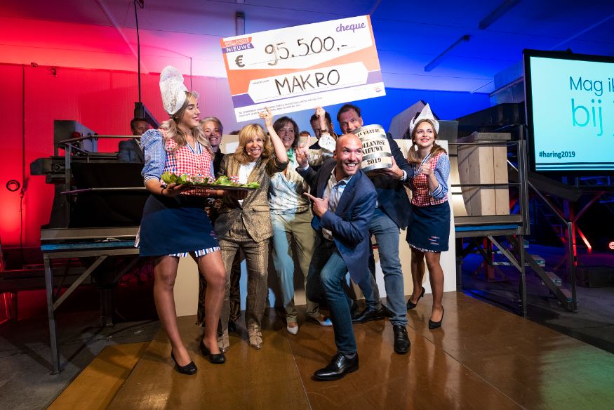 Veiling eerste vaatje haring levert 95.500 euro op