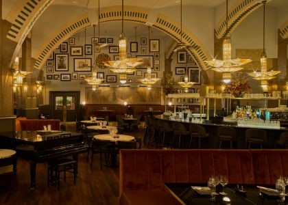 Iconische leestafel terug in Amsterdams Café Americain