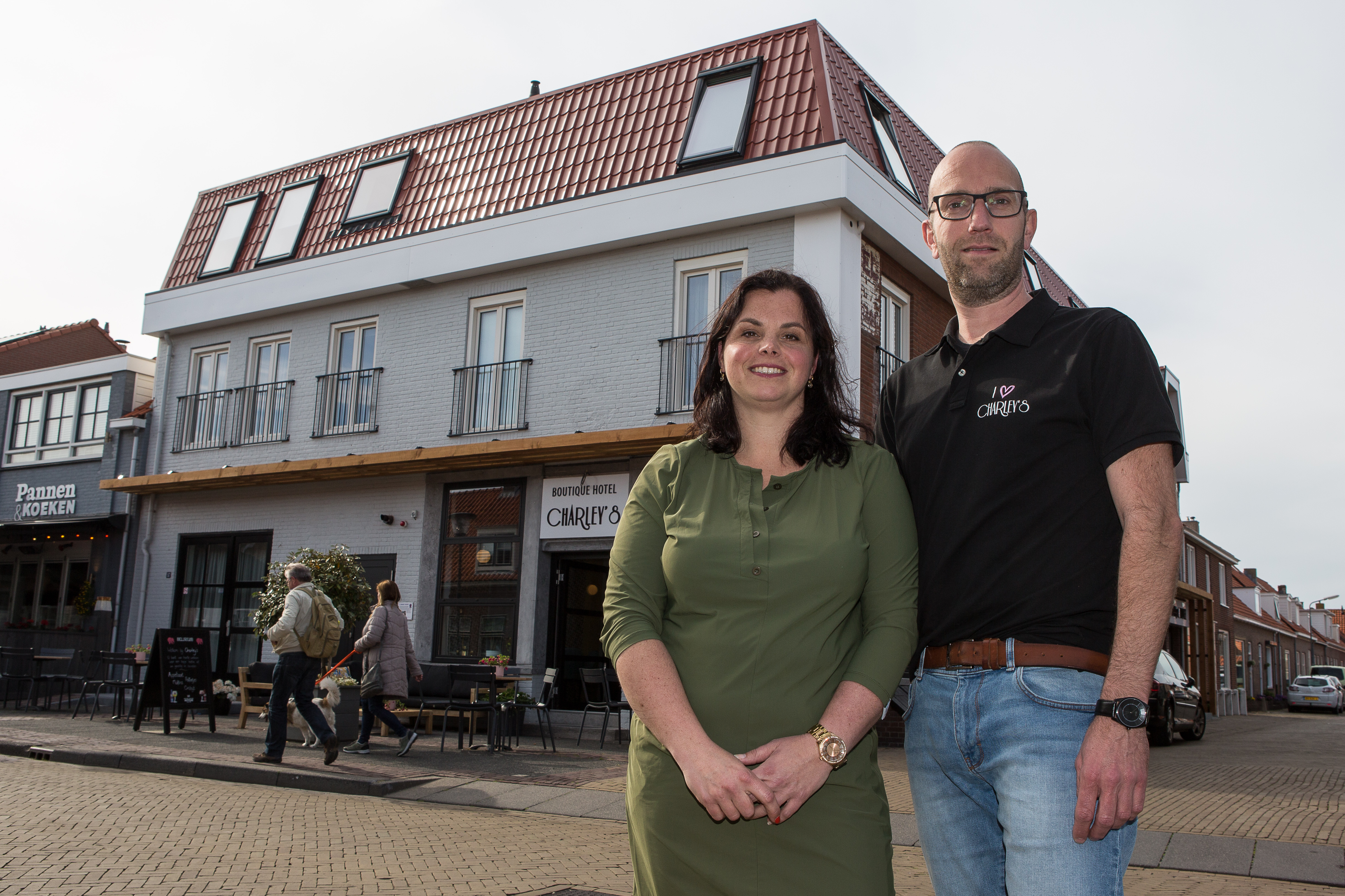 Jolinde Lievense (38) en Erwin Huibregtse (42) voor hun  Boutique Hotel Charley's. Foto: Peter Roek.