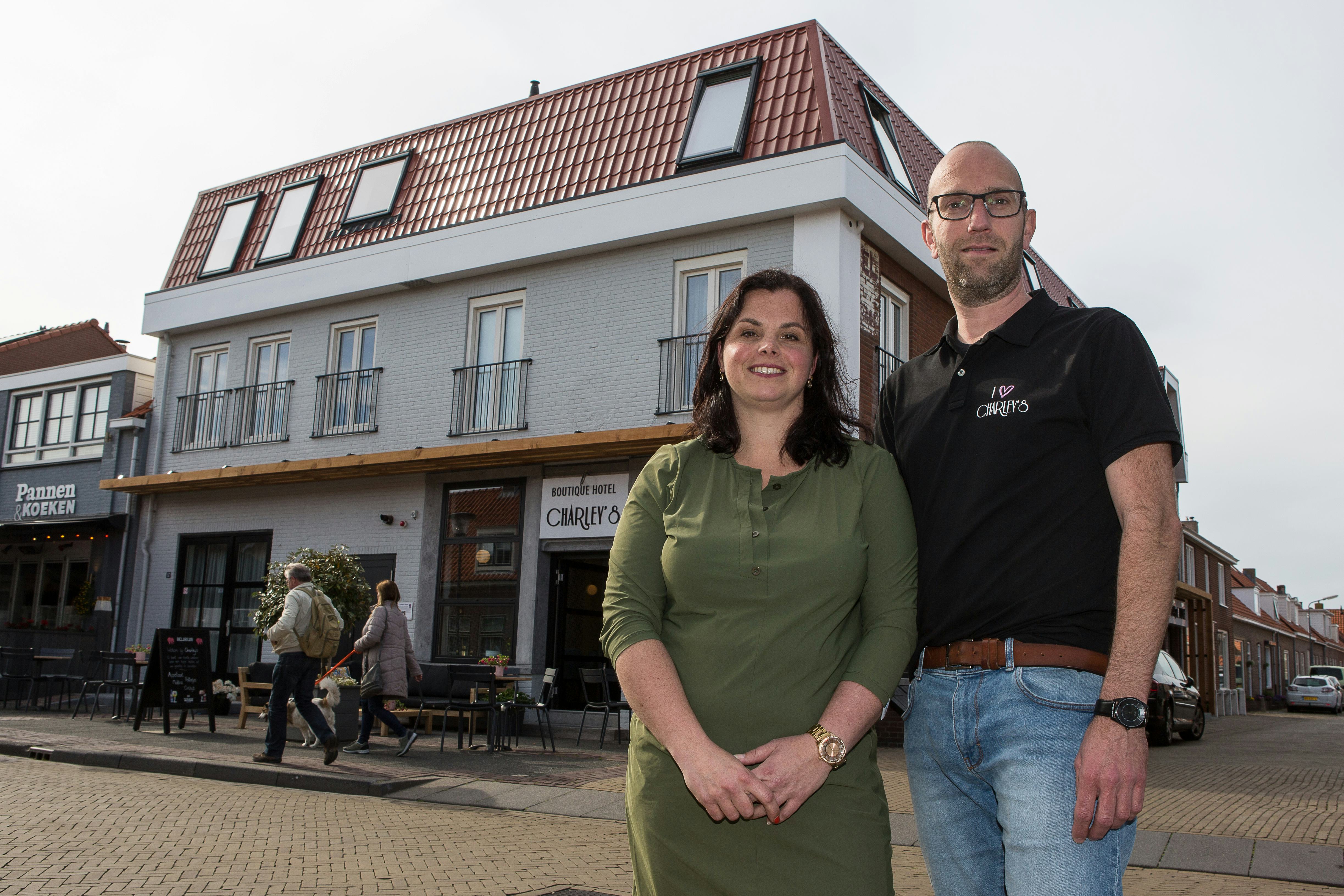Jolinde Lievense (38) en Erwin Huibregtse (42) voor hun Boutique Hotel Charley's. Foto: Peter Roek.