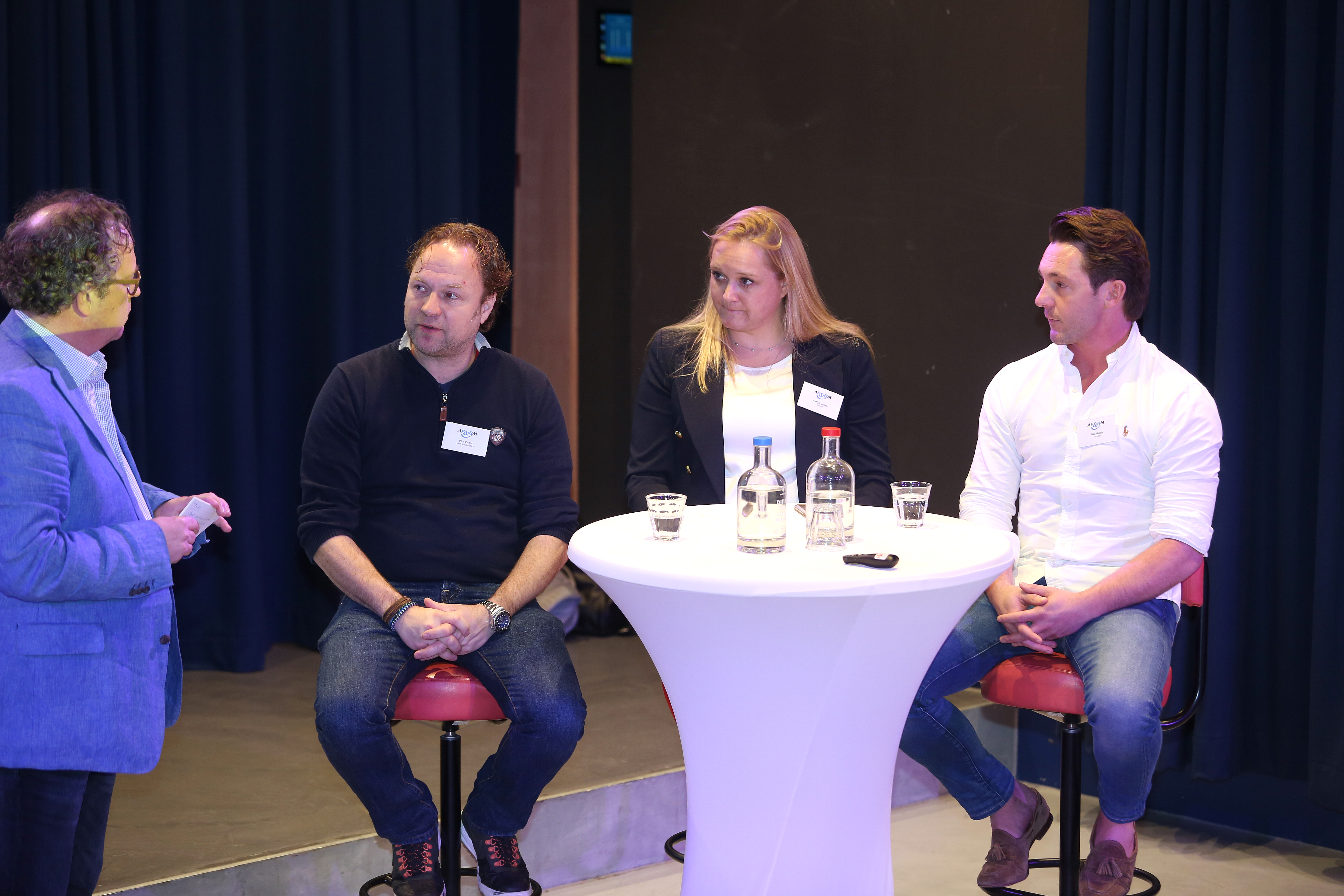 V.l.n.r.: dagvoorzitter Maarten Wessels, Pim Evers (voorzitter KHN Amsterdam), Rolijn Greve (Attend) en Bas Geluk (Temper) - foto: Cynthia van Dijke