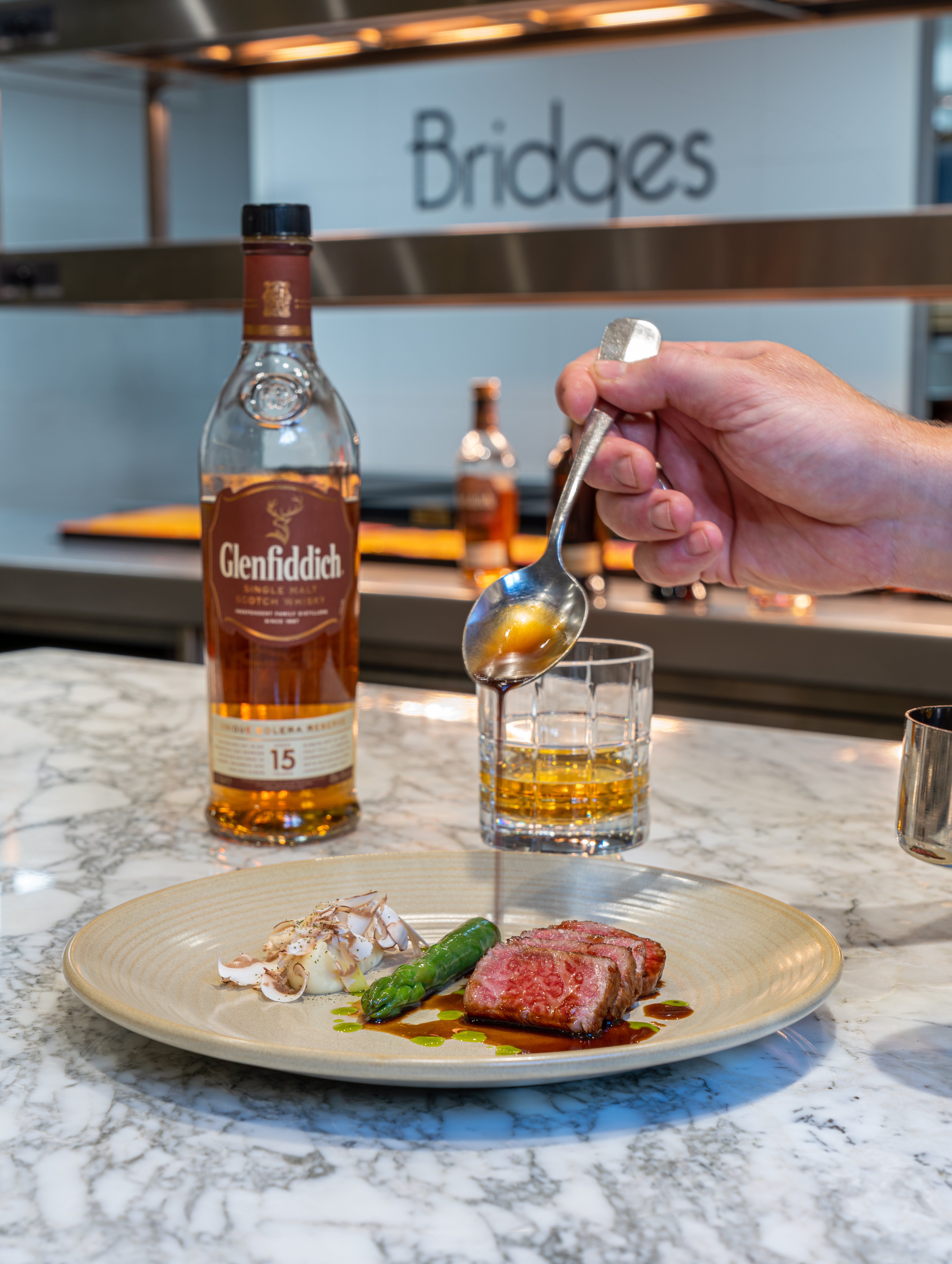 Bridges Glenfiddich. Wagyu A4 met crème van knolselderij, kastanje champignon en Bordelaise saus met de 15 yr Old Solera Reserva. (Foto: Yaron Jansen)