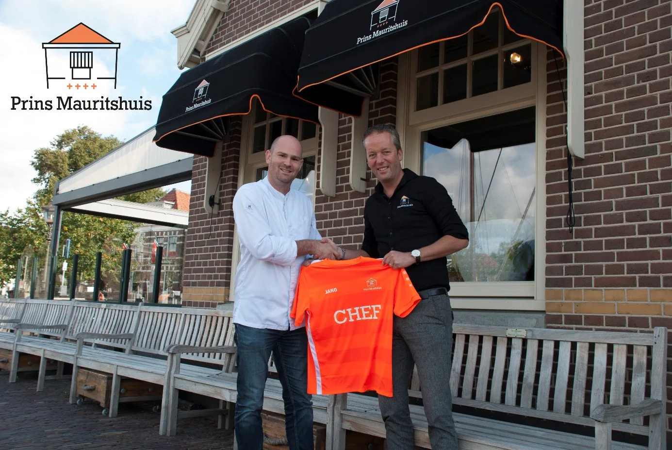 Na het symbolisch overhandigen van zijn nieuwe tenue door eigenaar Alko Tolner is Seb Smit nu officieel de nieuwe ‘aanvoerder’.