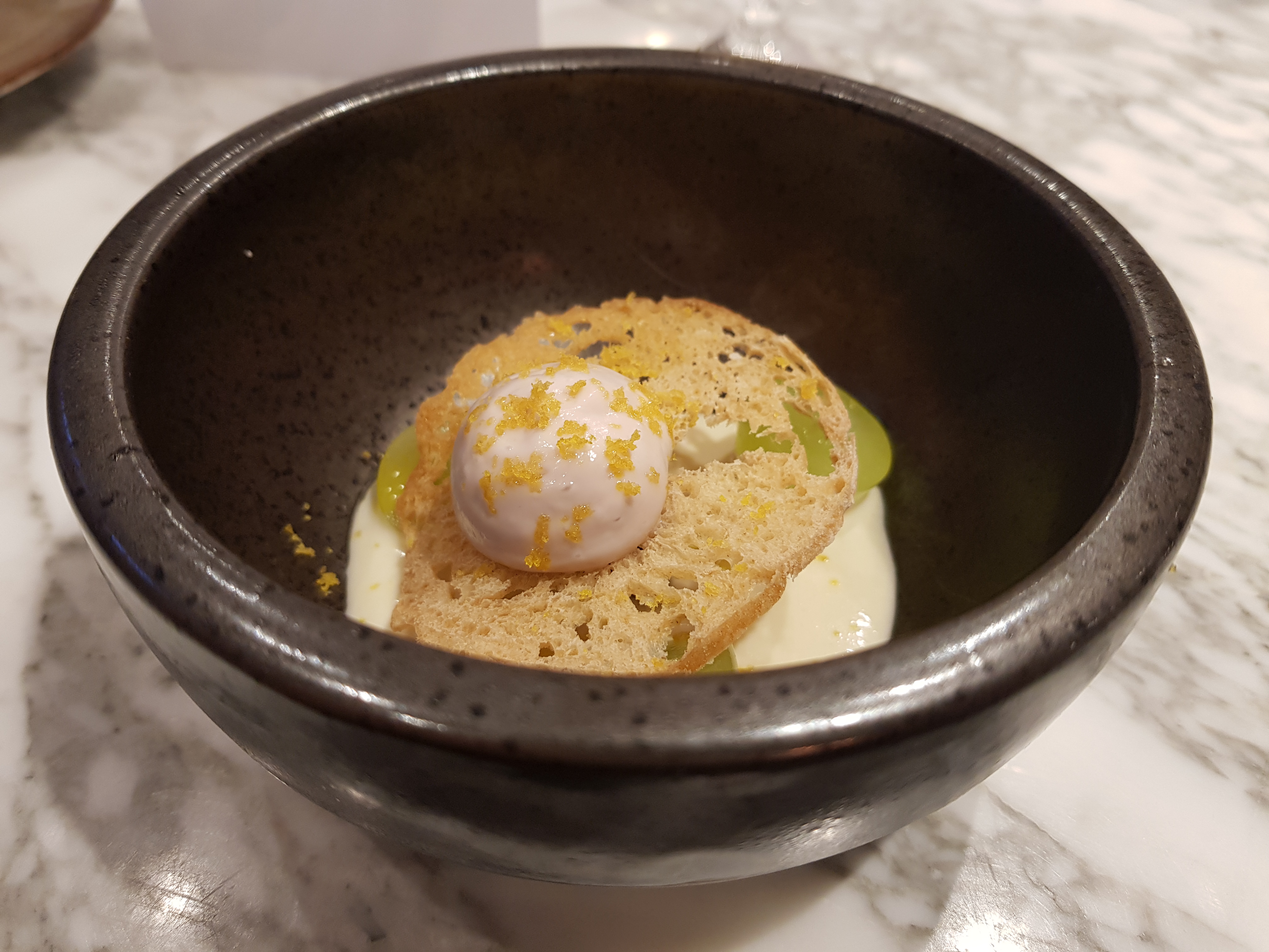 Ajo blanco met gebarbecuede watermeloen, bottarga en crème van cabernet sauvignon met de Glenfiddich 12 yr.
