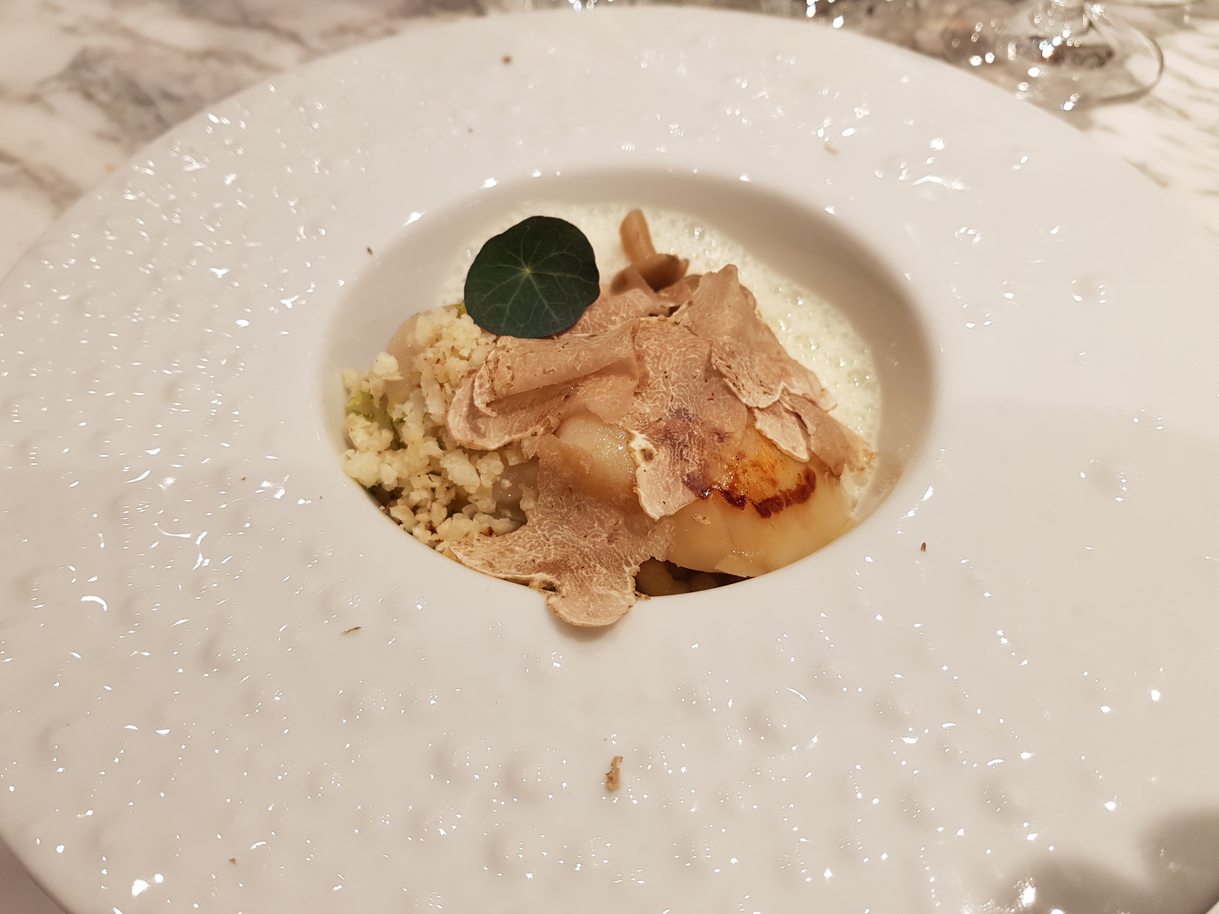 Handgedoken coquille met ossenstaart, fregola, bloemkool en witte truffel met de 21 yr Old Gran Reserva.