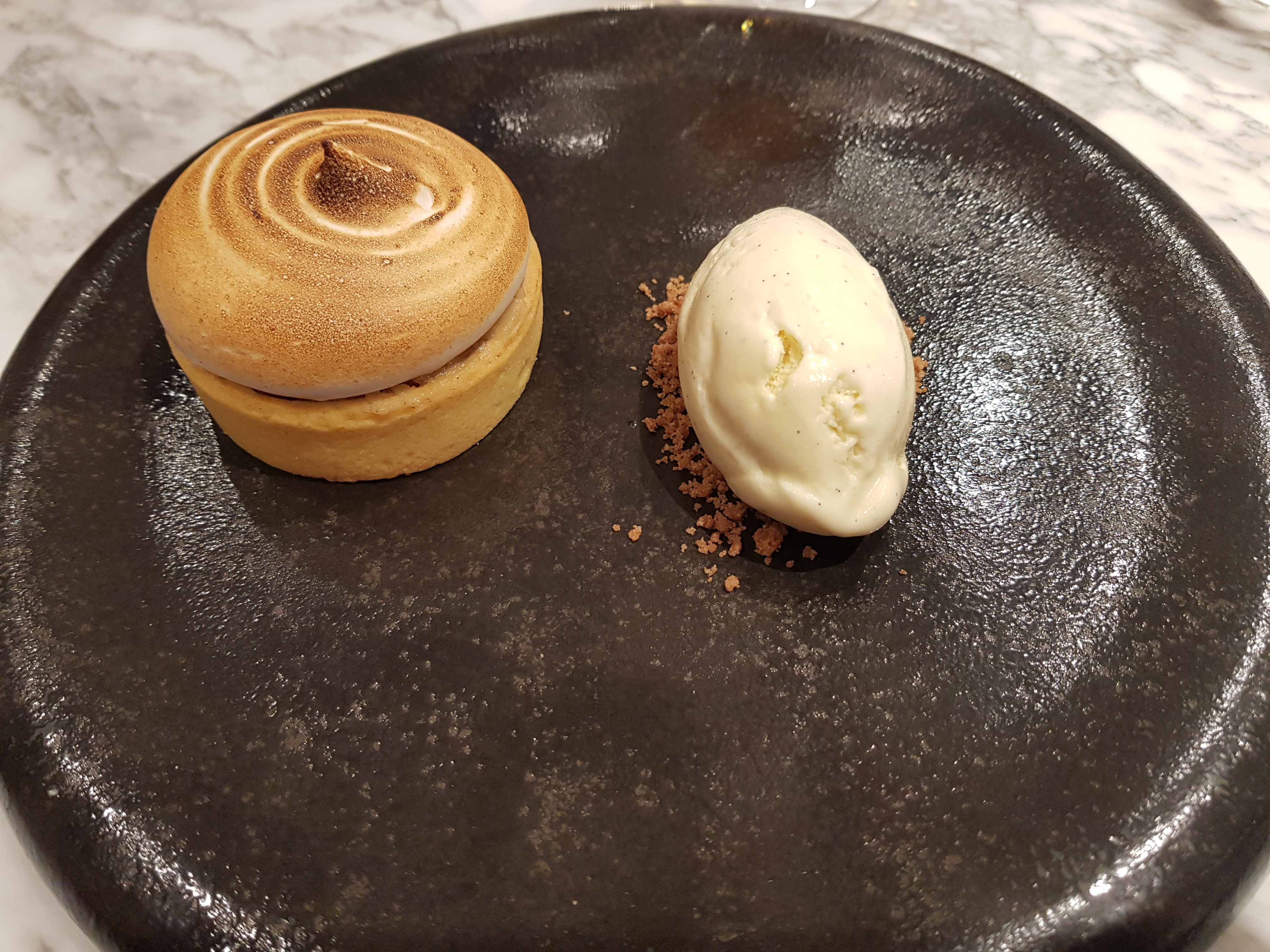 Tartelette van appel met merengue en kaneelijs met de 18 yr Old Small Batch.