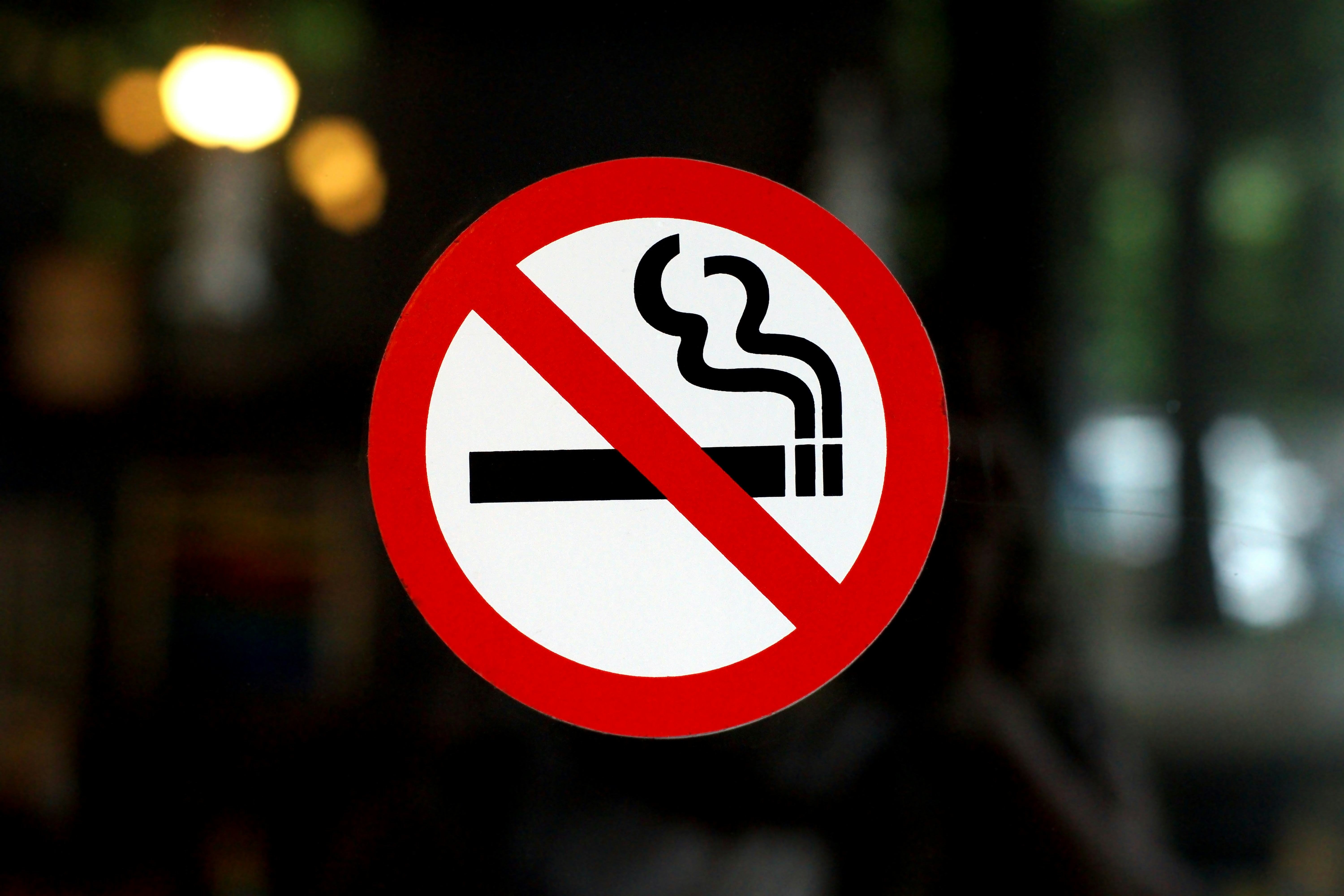 Verbod rookruimte in de horeca: hoe zit het met handhaving en financiële compensatie?