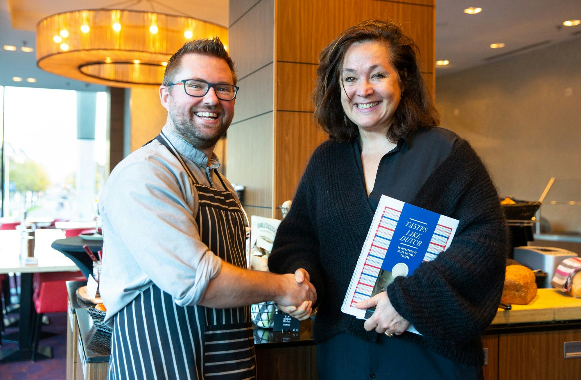 Leon Looijenstein, chef-kok bij restaurant The LivingRoom en Monique Mulder, bestuurslid Dutch Cuisine.