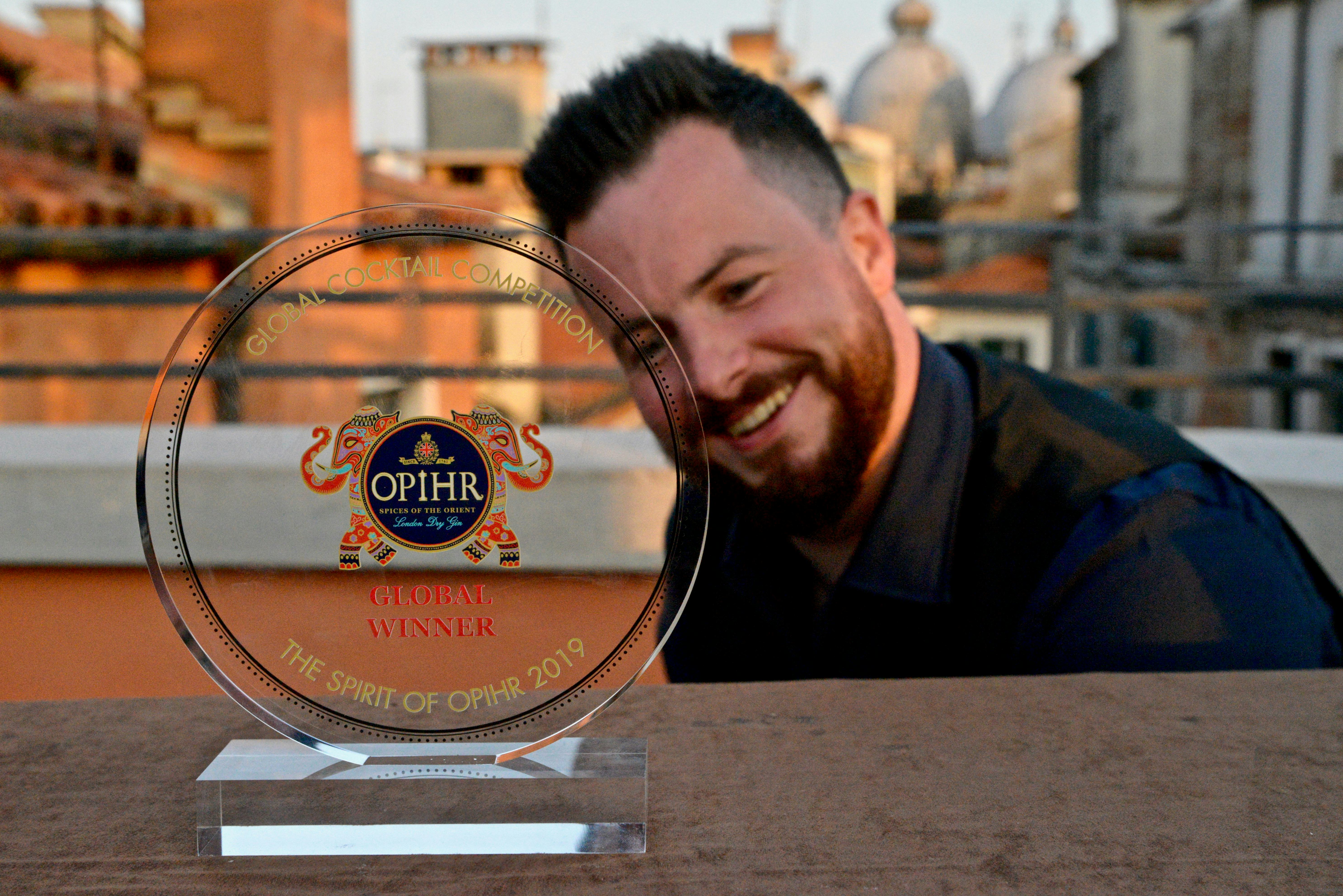 Barman van Hilton Schiphol wint wereldwijde cocktailwedstrijd