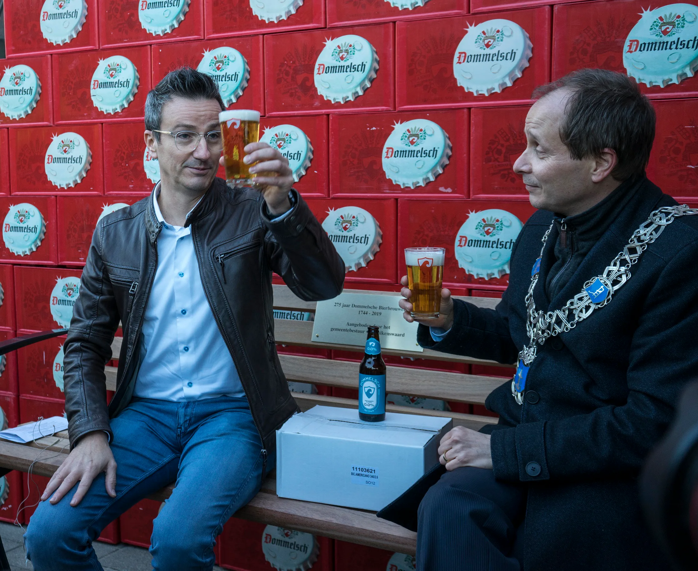 Brouwerijdirecteur Bart Simonet en Burgemeester Ederveen proosten samen op 275 jaar Dommelsche Bierbrouwerij