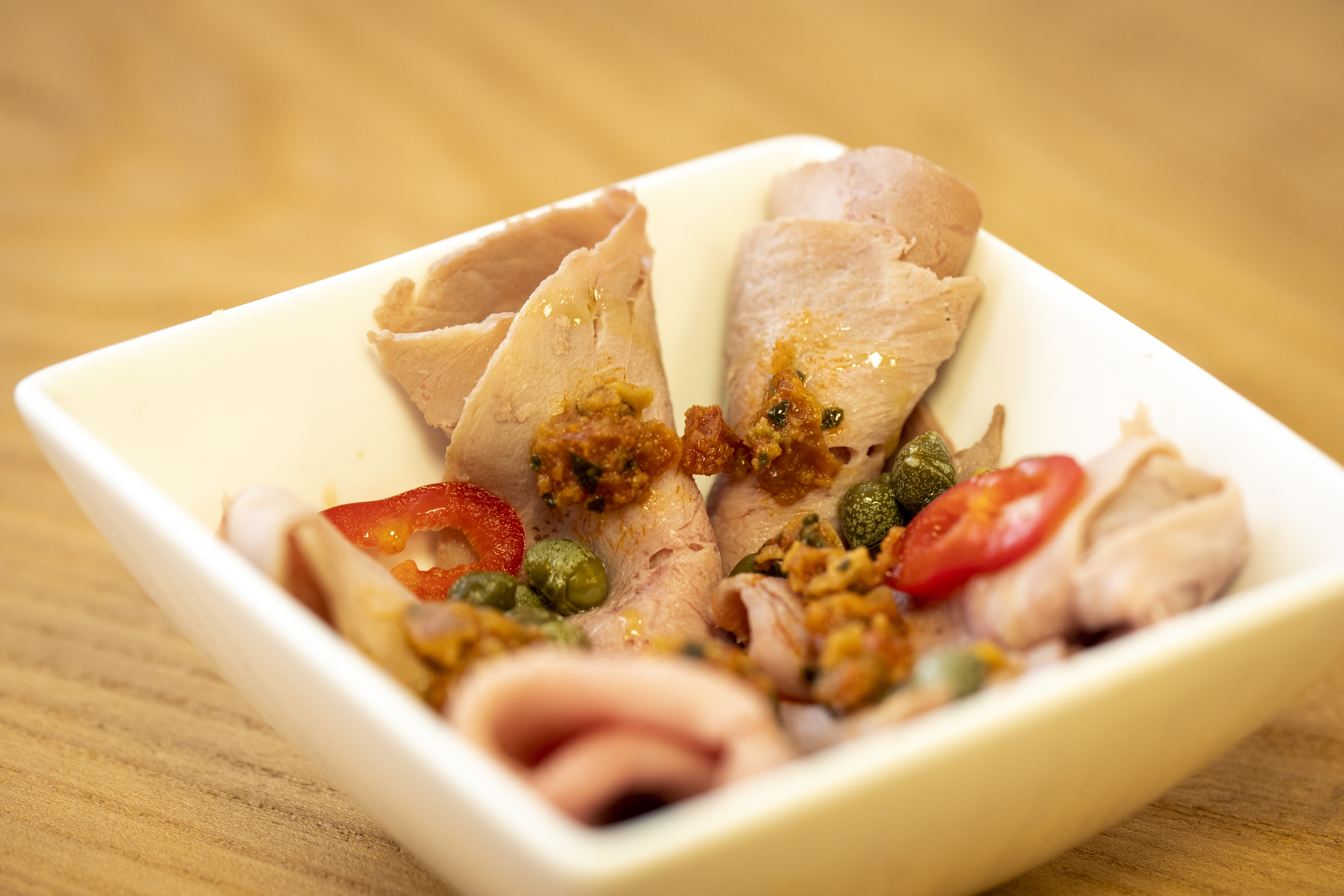 Carpaccio-gesneden Vitello, volgens Italiaans recept gemaakt van gekookte kalfsmuis.