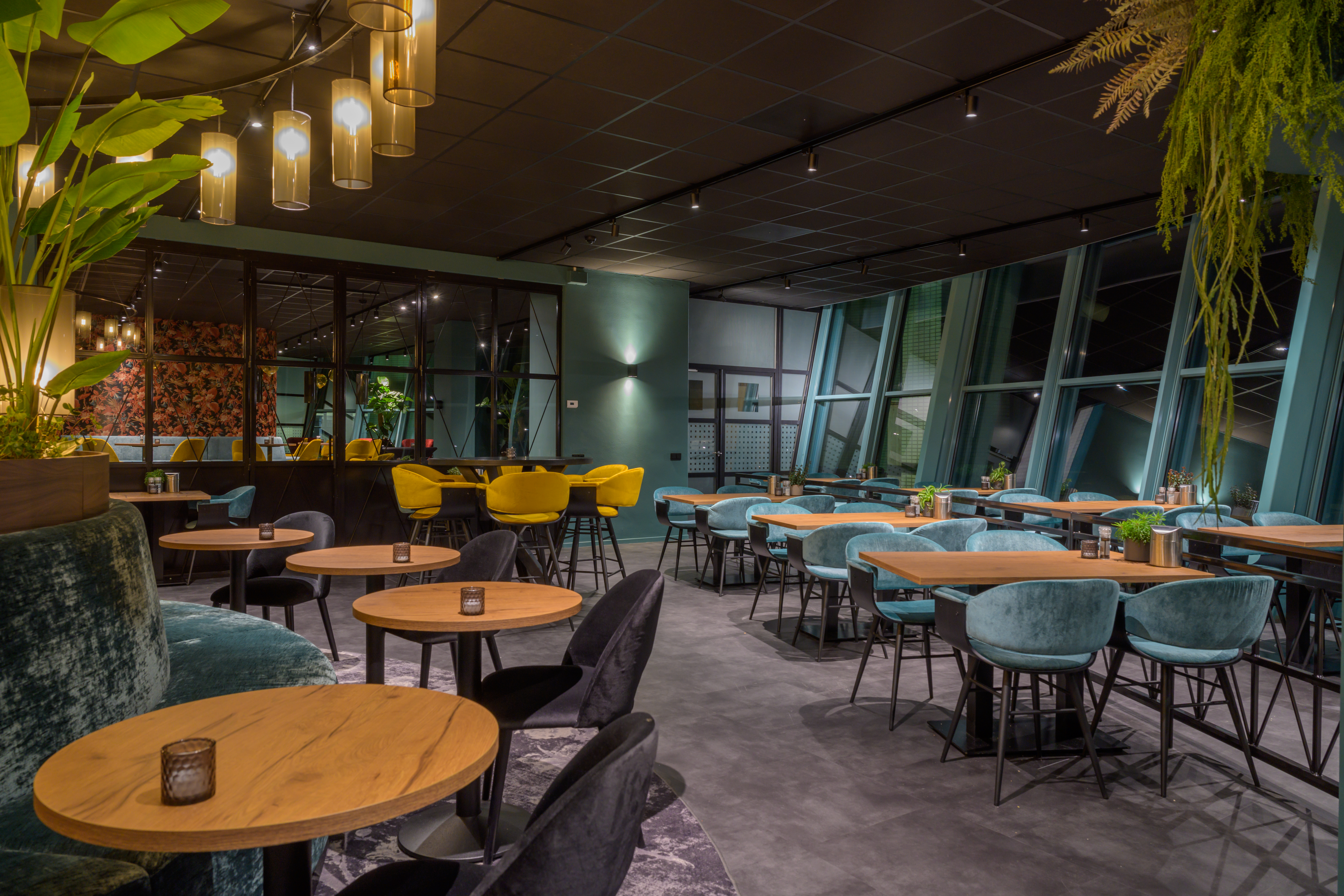 2000 vrachtwagens zand weg voor restaurant aan het water