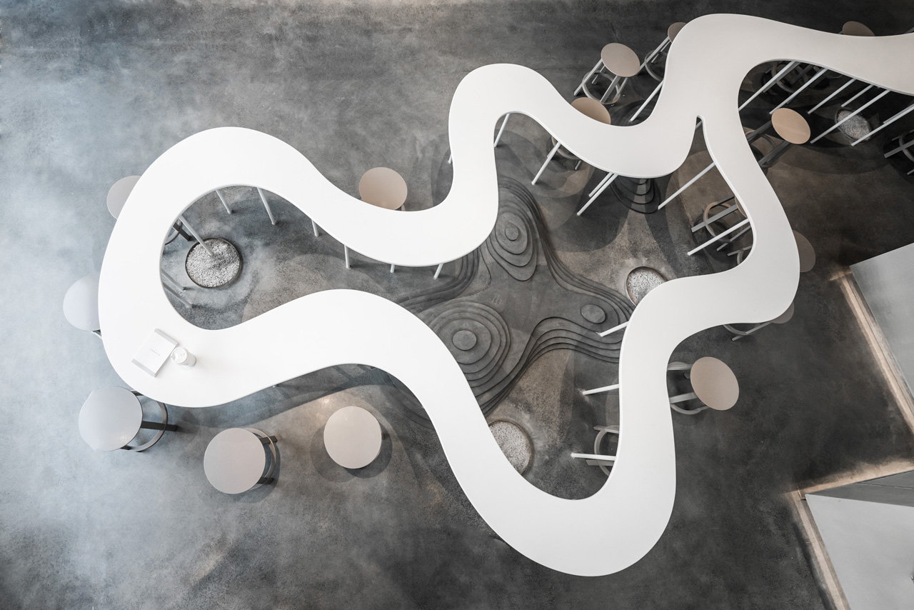 Sculpturale en organische vormen zijn de trend voor 2020. Zoals de tafel bij Heytea in China.Foto: Zeng Zhe / Design A.A.N. Architects