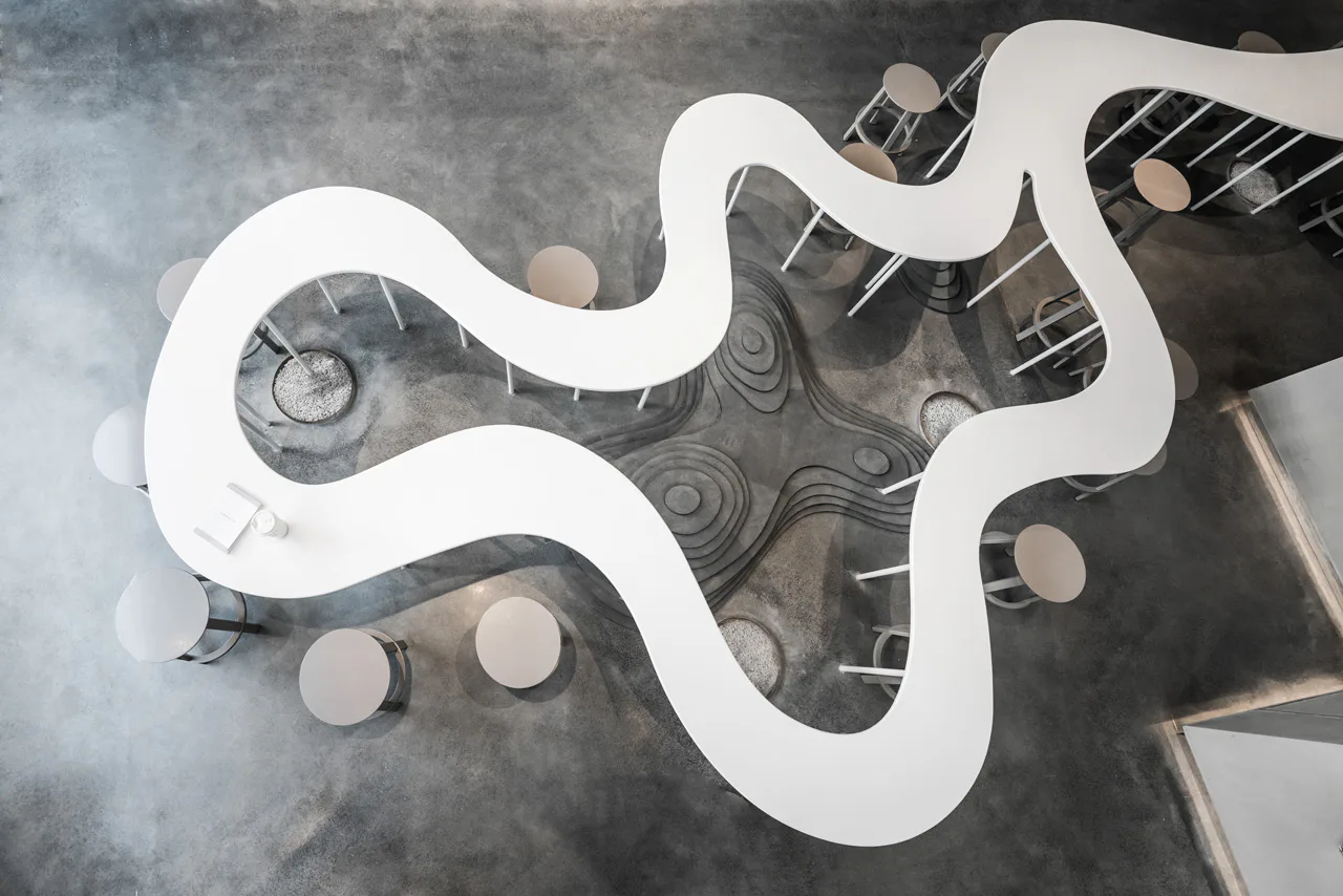 Sculpturale en organische vormen zijn de trend voor 2020. Zoals de tafel bij Heytea in China.Foto: Zeng Zhe / Design A.A.N. Architects