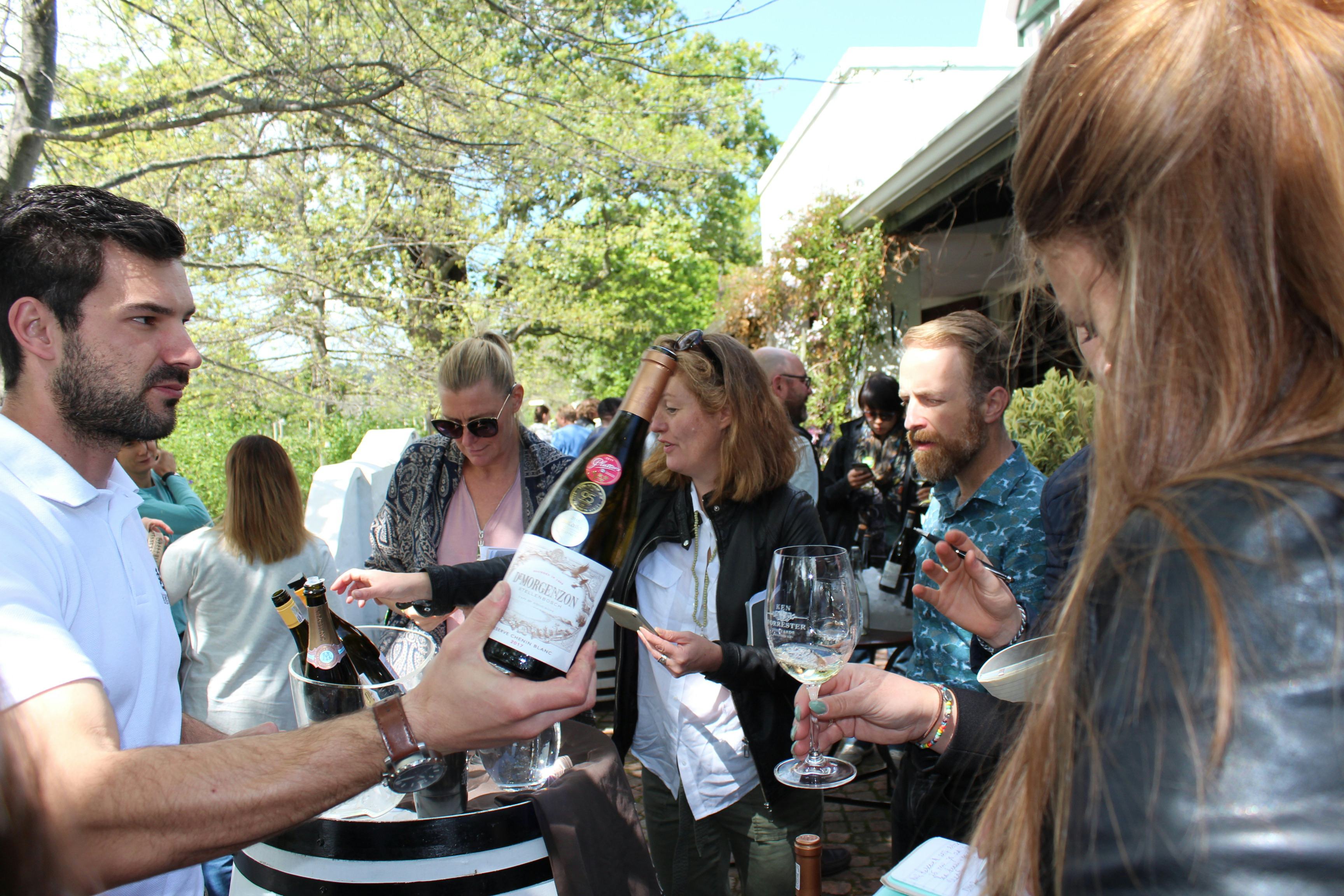 Sommeliers van over de hele wereld proeven Zuid-Afrikaanse wijnen, in dit geval van De Morgenzon. 