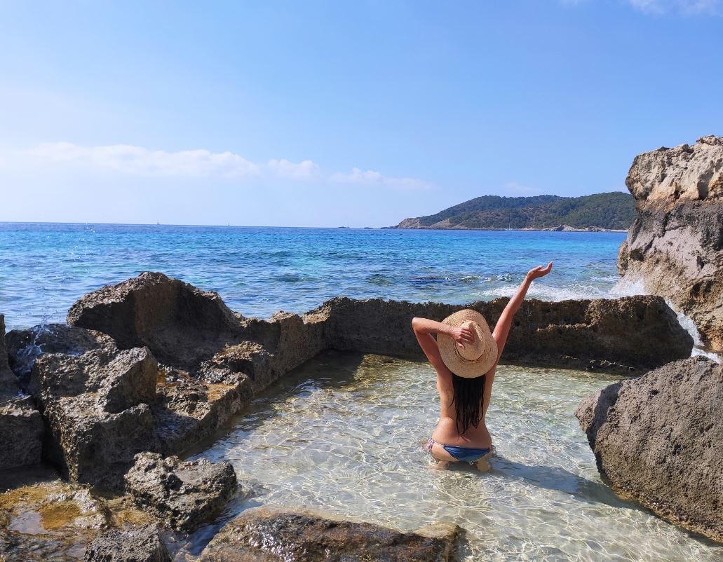 Ondernemer geeft nieuw horecapersoneel vakantie naar Ibiza