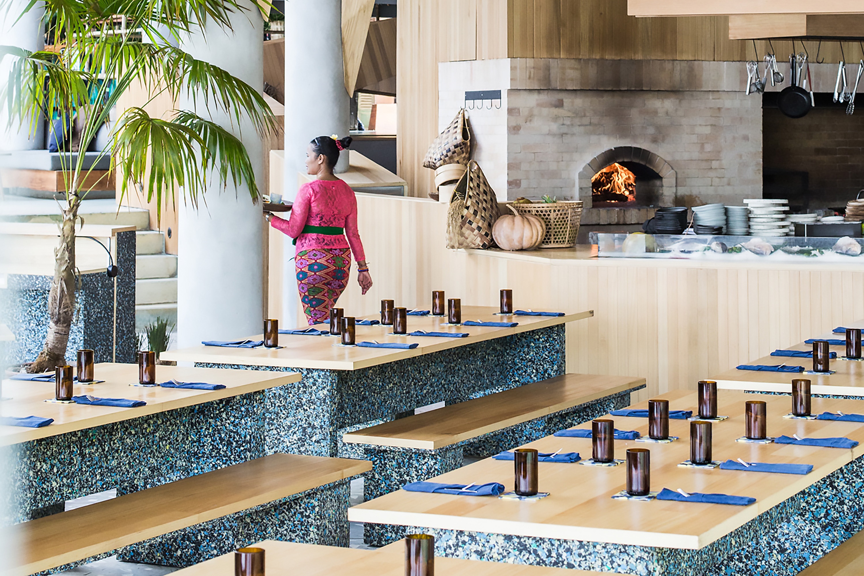 Het interieur en aankleding van restaurant Ijen op Bali is gemaakt van gerecyclede en herbruikbare materialen. Naast materialen en kooktechnieken die de ecologische voetafdruk verkleinen, scheidt Ijen organisch en anorganisch afval dat vervolgens wordt hergebruikt.