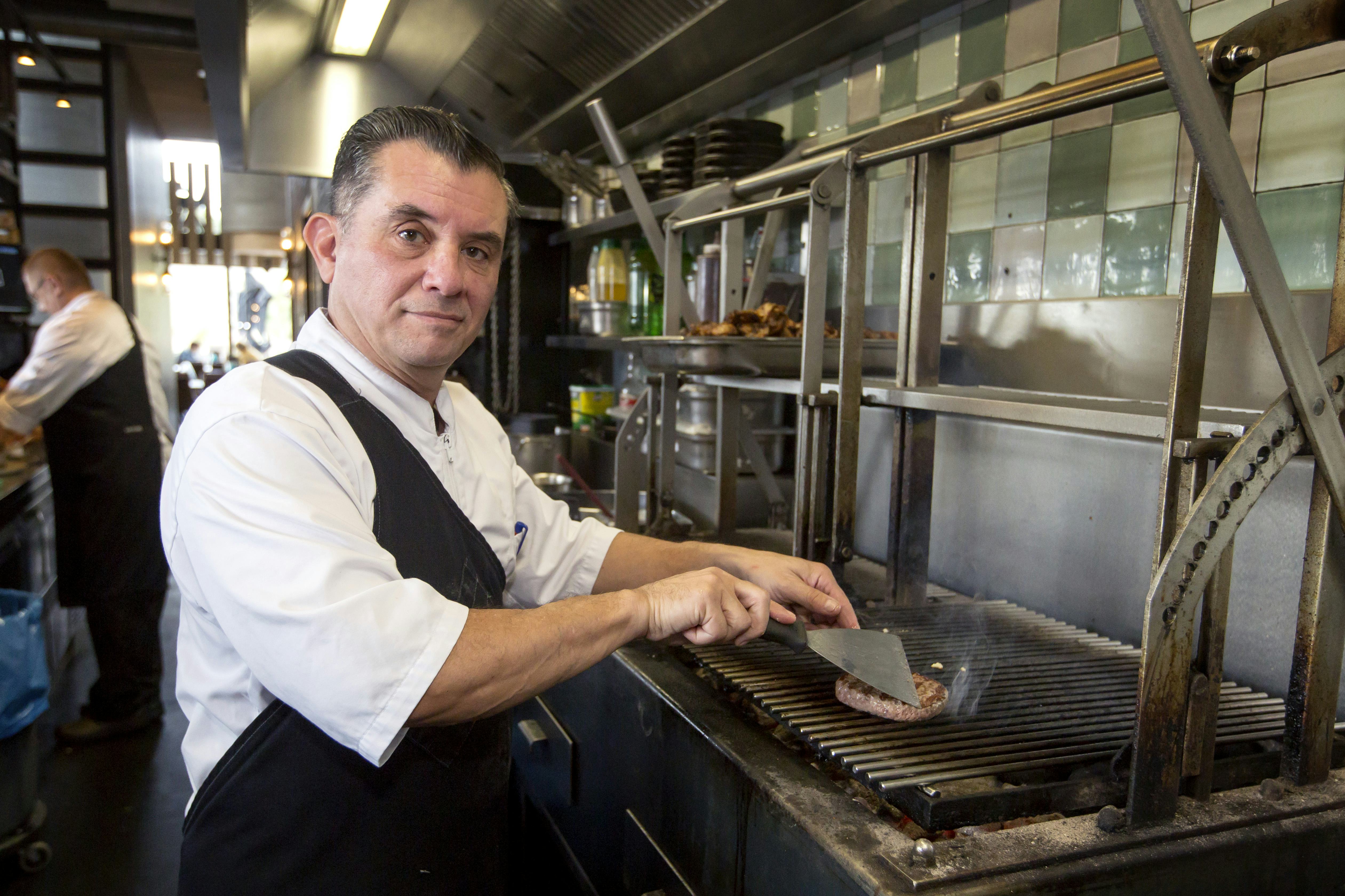 Veel vlees en vis wordt door chef-kok Gordon van Spall op de houtskoolgrill bereid. Foto’s: Roel Dijkstra.
