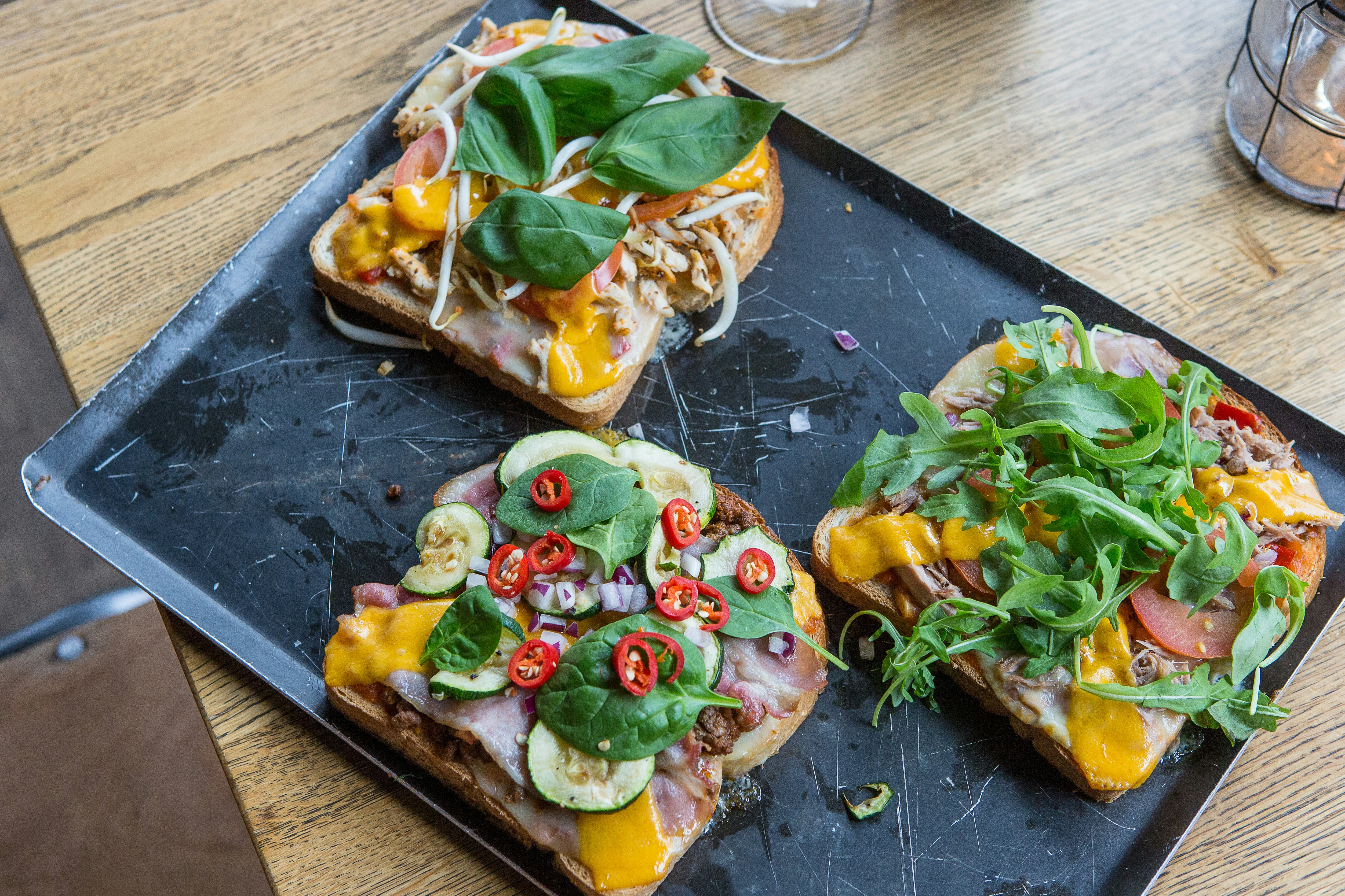 Het assortiment van The Tosti Club bestaat uit 13 samengestelde tosti’s, die allemaal naar een land of continent zijn vernoemd.