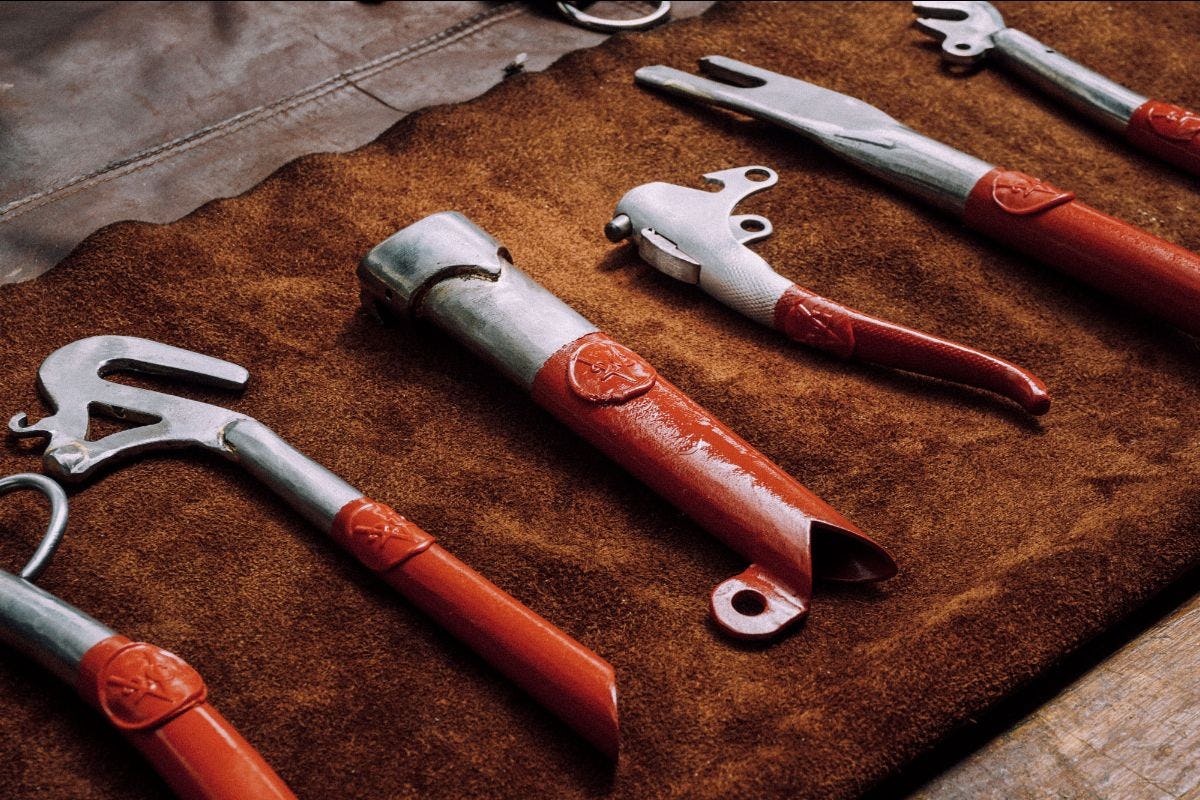 V2C Gin recyclet Amsterdamse fietswrakken tot flesopeners