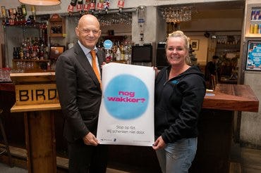 28 Rotterdamse horecazaken pakken doorschenken strenger aan