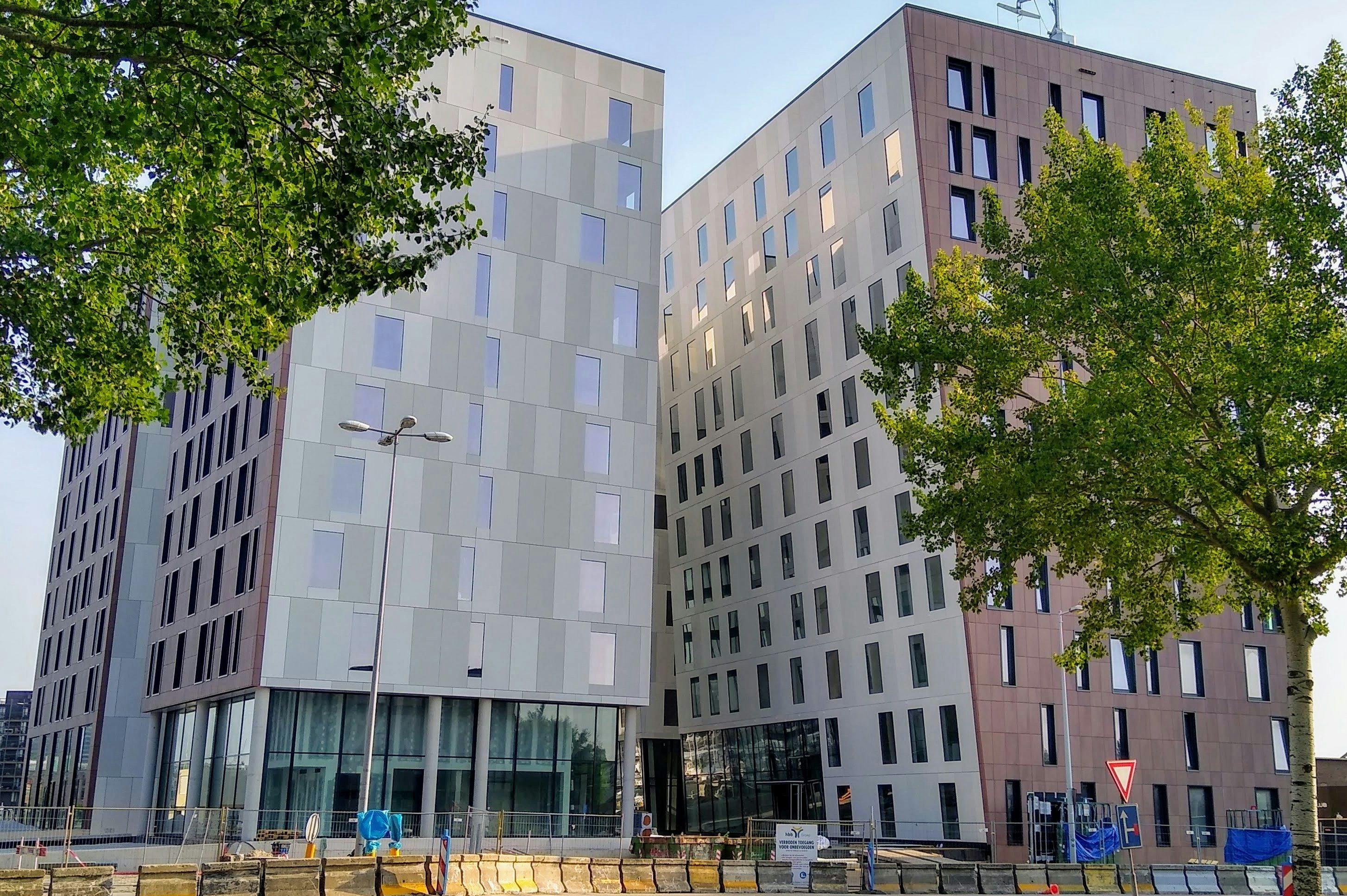 The Niu Fender en Yays Entrepothaven krijgen de sleutel van hotelcomplex