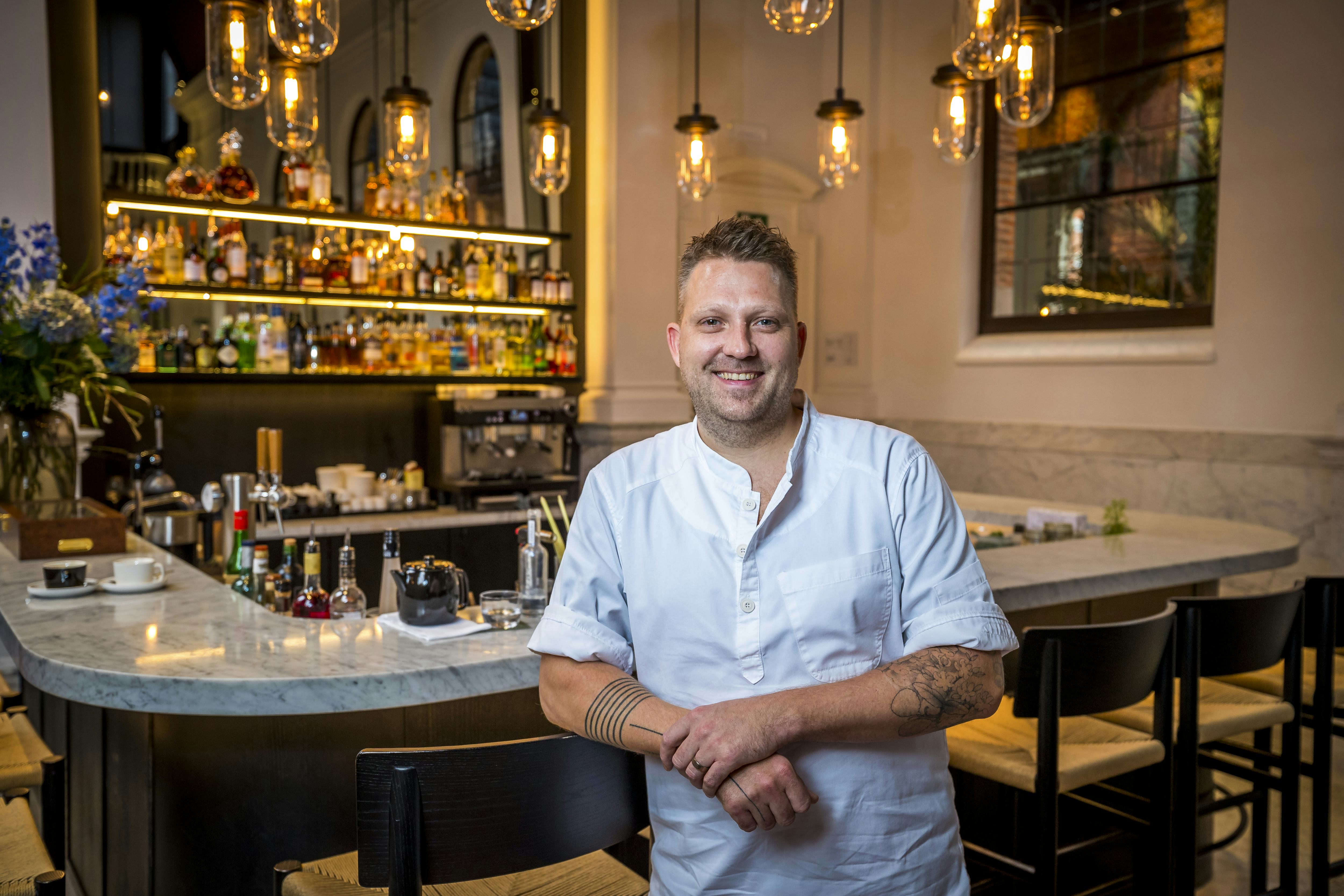 Nick Bril aan de bar bij August. Foto: Marcel van Hoorn.