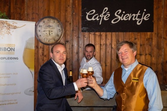 Erik Stroink (l) van de BBB en Henri Reuchlin, namens Biertalent.