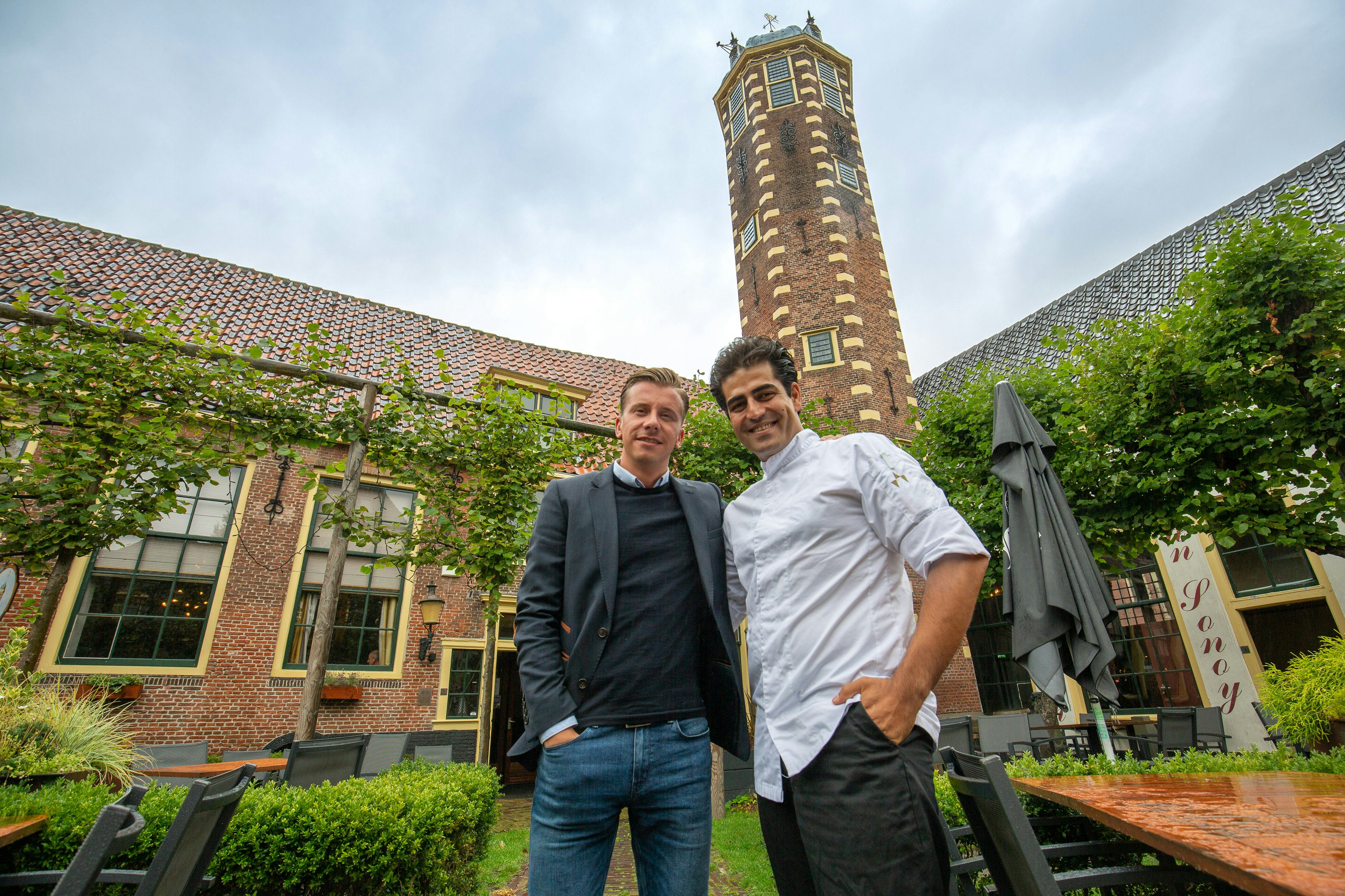 Silvano Kuiper (l) en Khebar Naserie voor hun zaak.